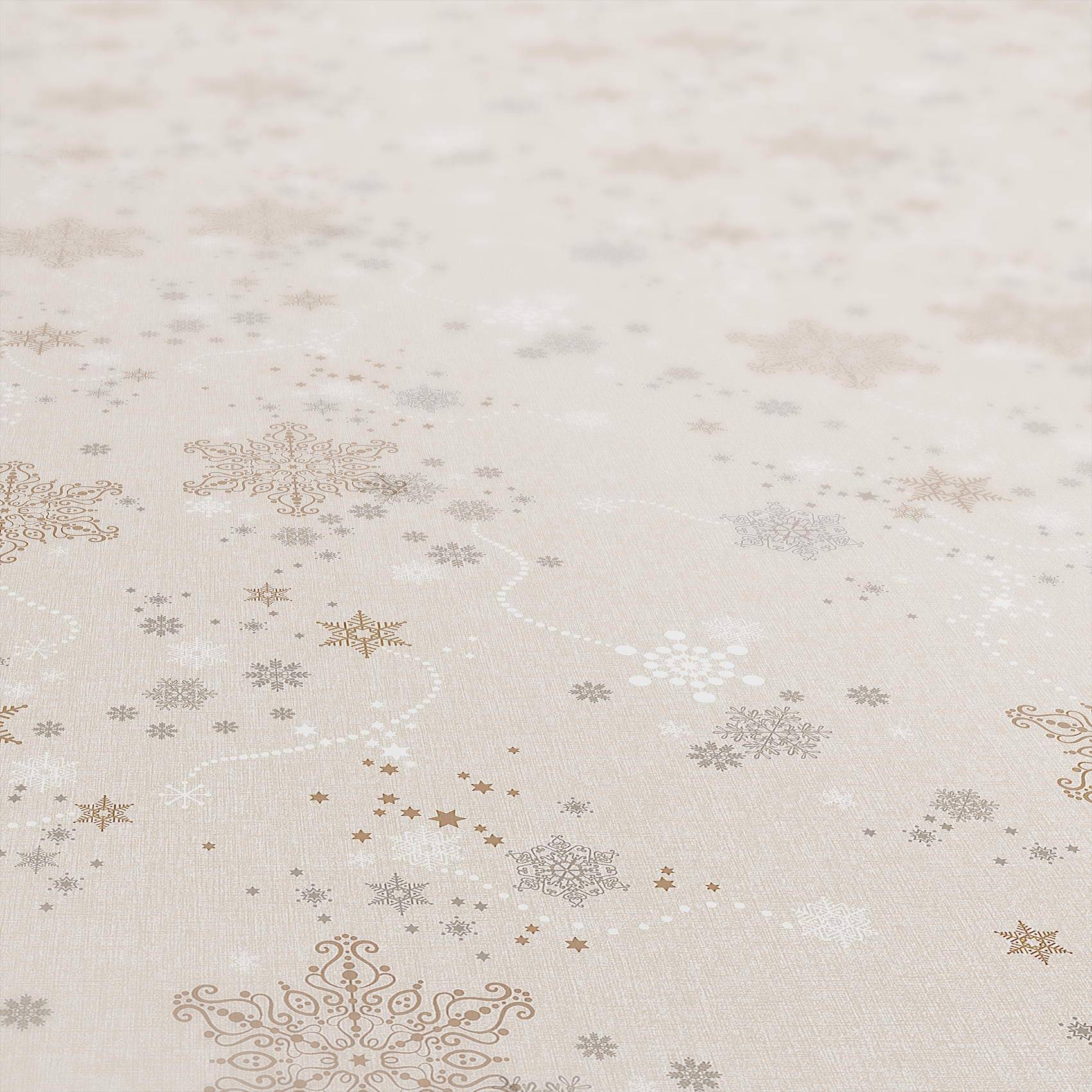Nahaufnahme eines blassen beigen Stoffes mit subtil verstreuten Schneeflocken- und Sternenmustern in Weiß, Silber und Gold.
