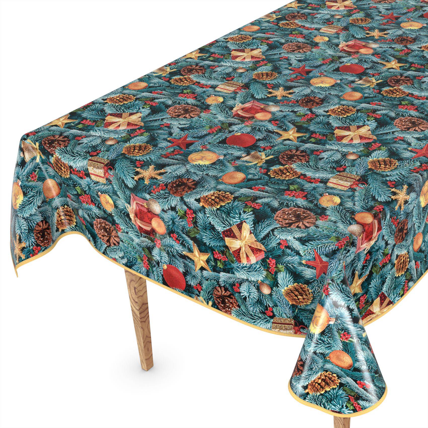 Ein rechteckiger Tisch, bedeckt mit einer Tischdecke im Weihnachtsthema mit einem Muster aus Kiefernzweigen, Tannenzapfen, Kugeln, Sternen und Geschenkkartons.