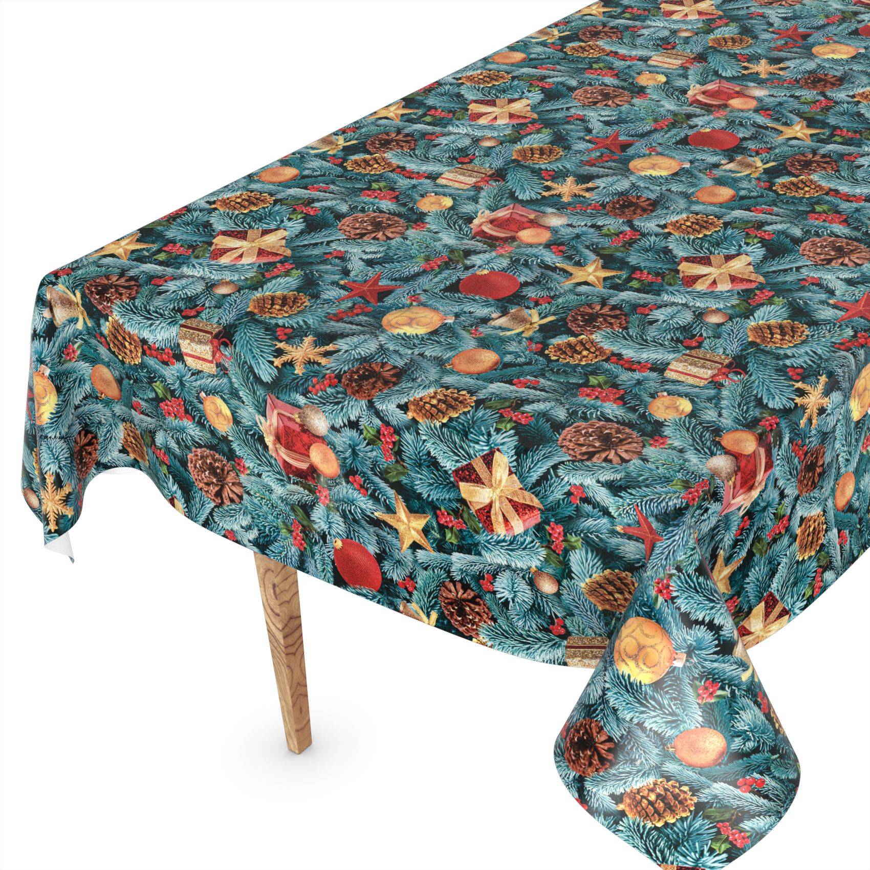 Ein rechteckiger Tisch, bedeckt mit einer weihnachtlich gestalteten Tischdecke mit Kiefernzweigen, Tannenzapfen, Weihnachtskugeln und Geschenkboxen.