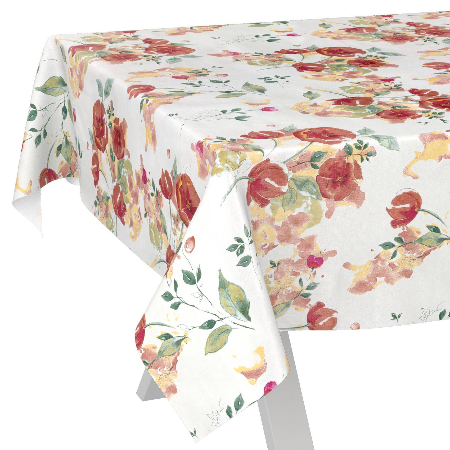 Tischdecke mit Blumenmuster und aquarellstil-roten, rosa und gelben Blüten auf weißem Hintergrund, über einem Tisch drapiert.
