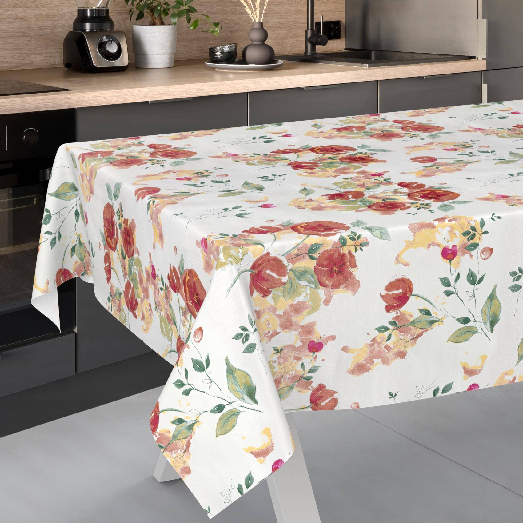 Tischdecke mit Blumenmuster, das über einen Esstisch in einer modernen Küche drapiert ist.