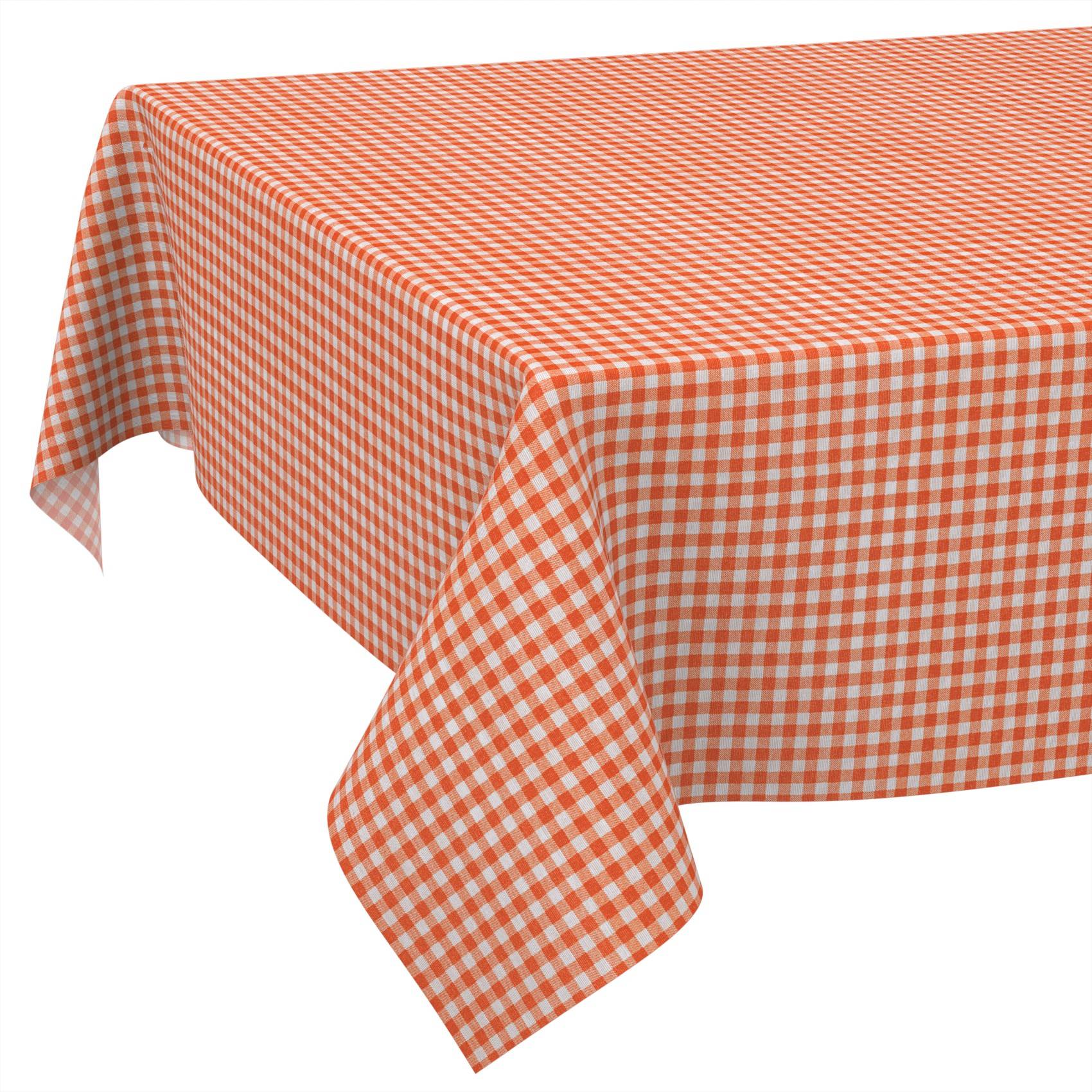 Ein rechteckiger Tisch mit einer orange-weiß karierten Tischdecke, die an den Rändern über die Kanten fällt, auf weißem Hintergrund.