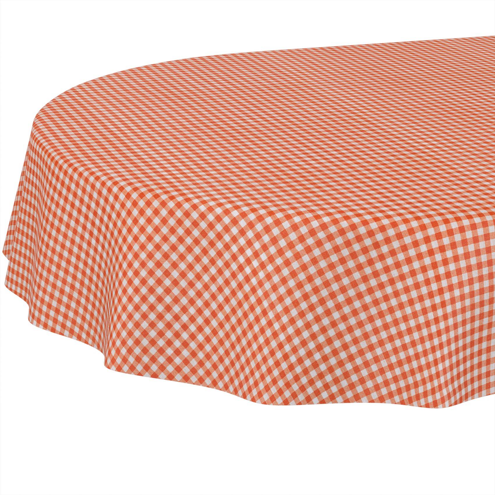 Runder Tisch mit einer orange-weißen karierten Tischdecke vor weißem Hintergrund.
