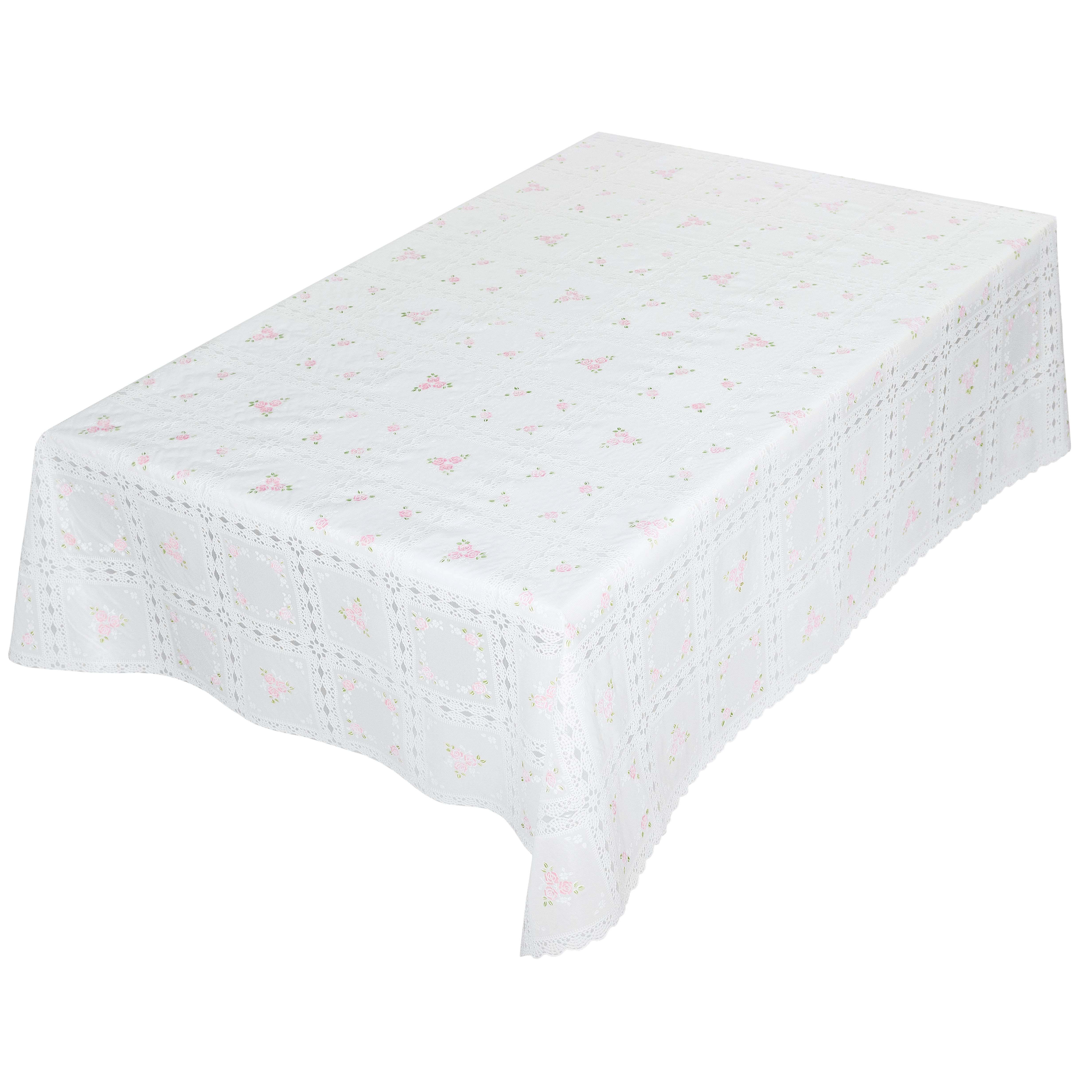 Weiße gesteppte Tagesdecke mit zartem rosa Blumenmuster über einem Bett drapiert
