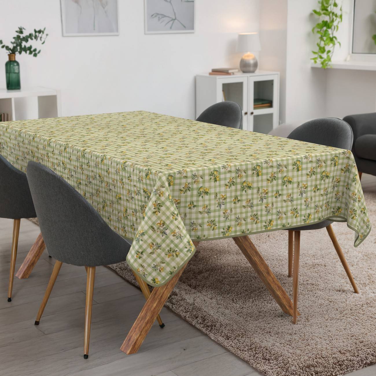 Rechteckiger Esstisch mit grüner Blumentischdecke in einem modernen Wohn-Esszimmer mit dunklen Stühlen und einem Teppich.