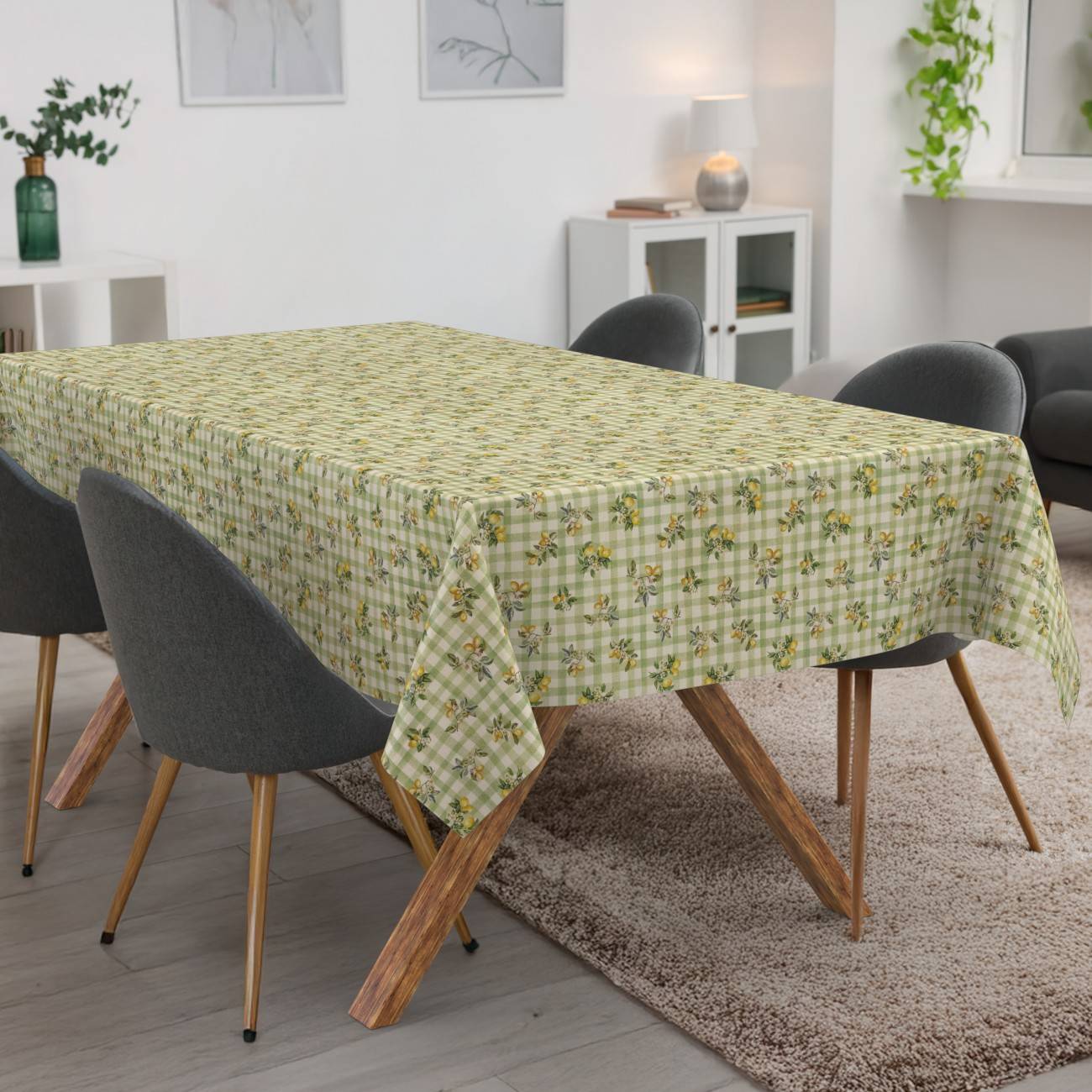 Esstisch mit grüner Blumentischschutzdecke bedeckt, umgeben von grauen Stühlen in einem modernen Wohn-Esszimmer.