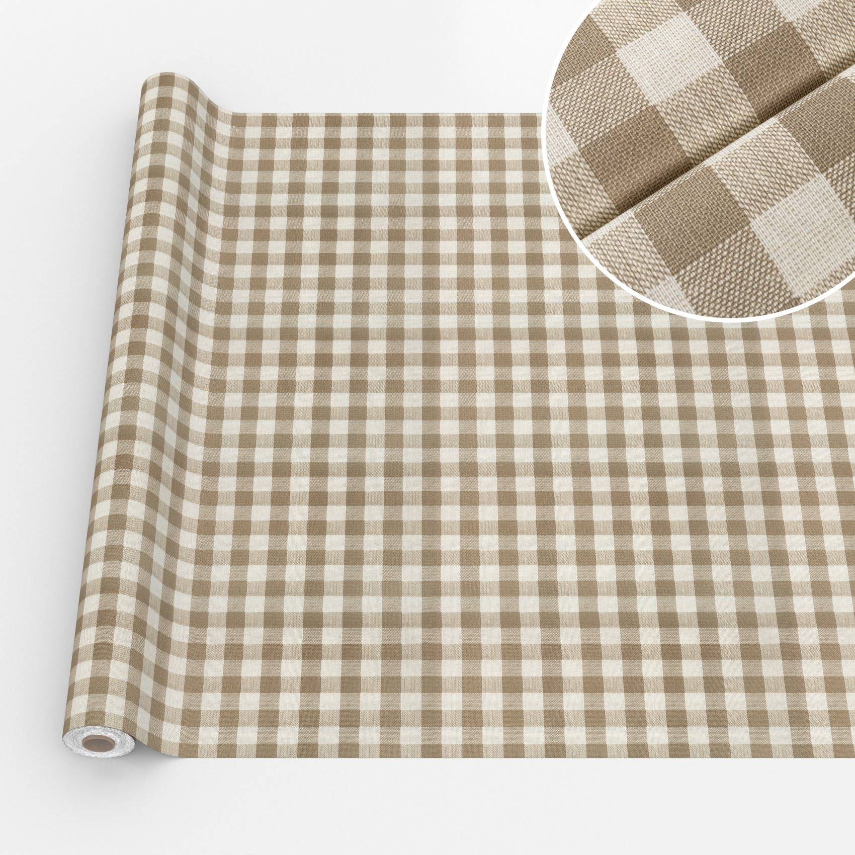Rolle aus beige und weiß kariertem Kontaktpapier oder Tischdeckenmaterial auf weißem Hintergrund, mit einer vergrößerten Detailansicht der Textur.