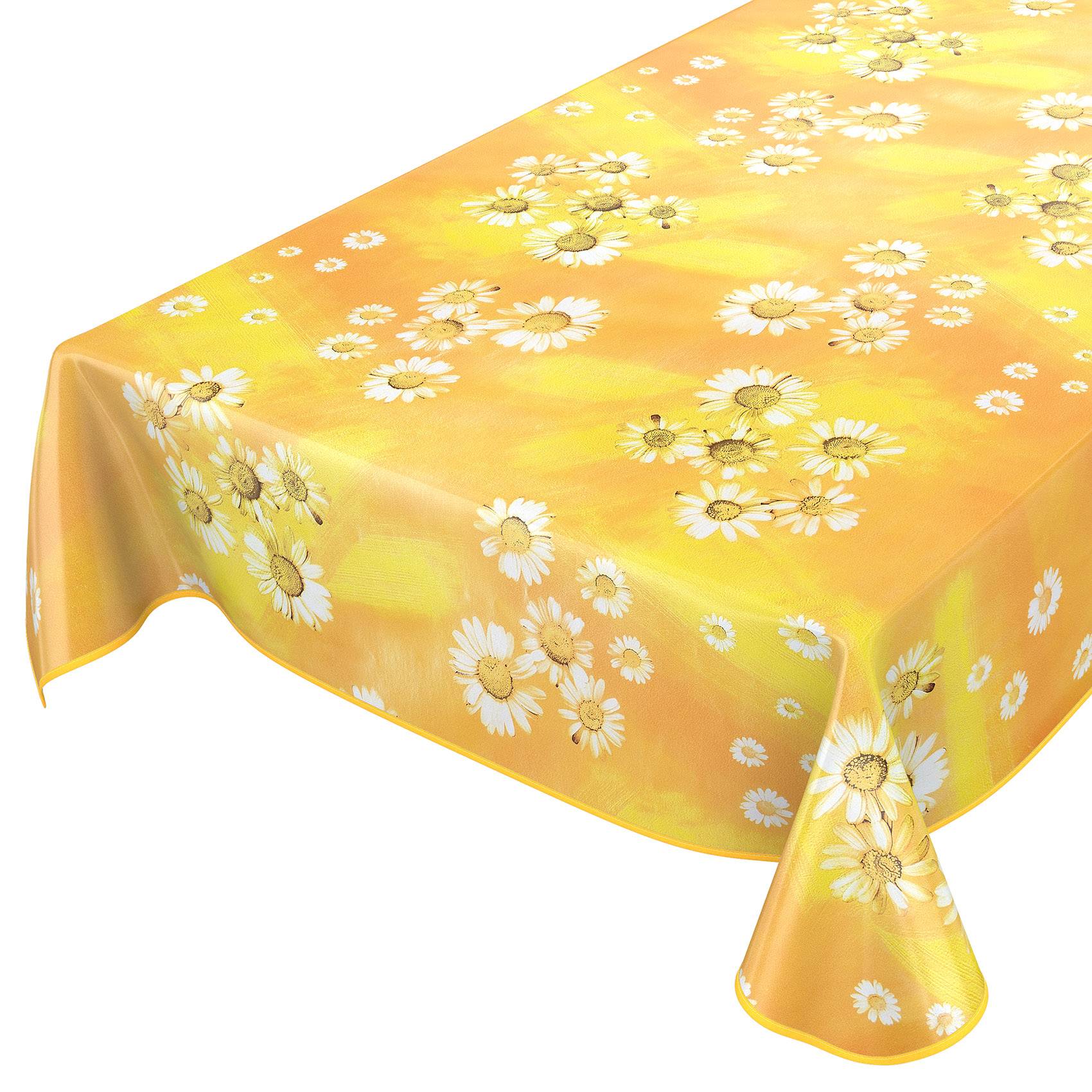 Gelbe Tischdecke mit weißem Gänseblümchen- und Schmetterlingsmuster, die über einen rechteckigen Tisch drapiert ist.