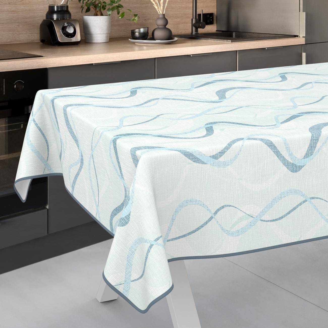 Küchentisch mit weißer Tischdecke mit hellblauem Wellenmuster