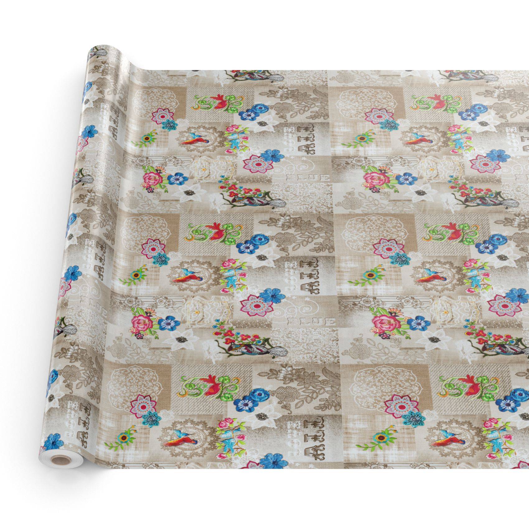 Aufgerollter Dekorationsstoff mit beigem Patchwork-Muster und farbenfrohen Blütendrucken, teilweise ausgerollt auf weißem Hintergrund dargestellt.