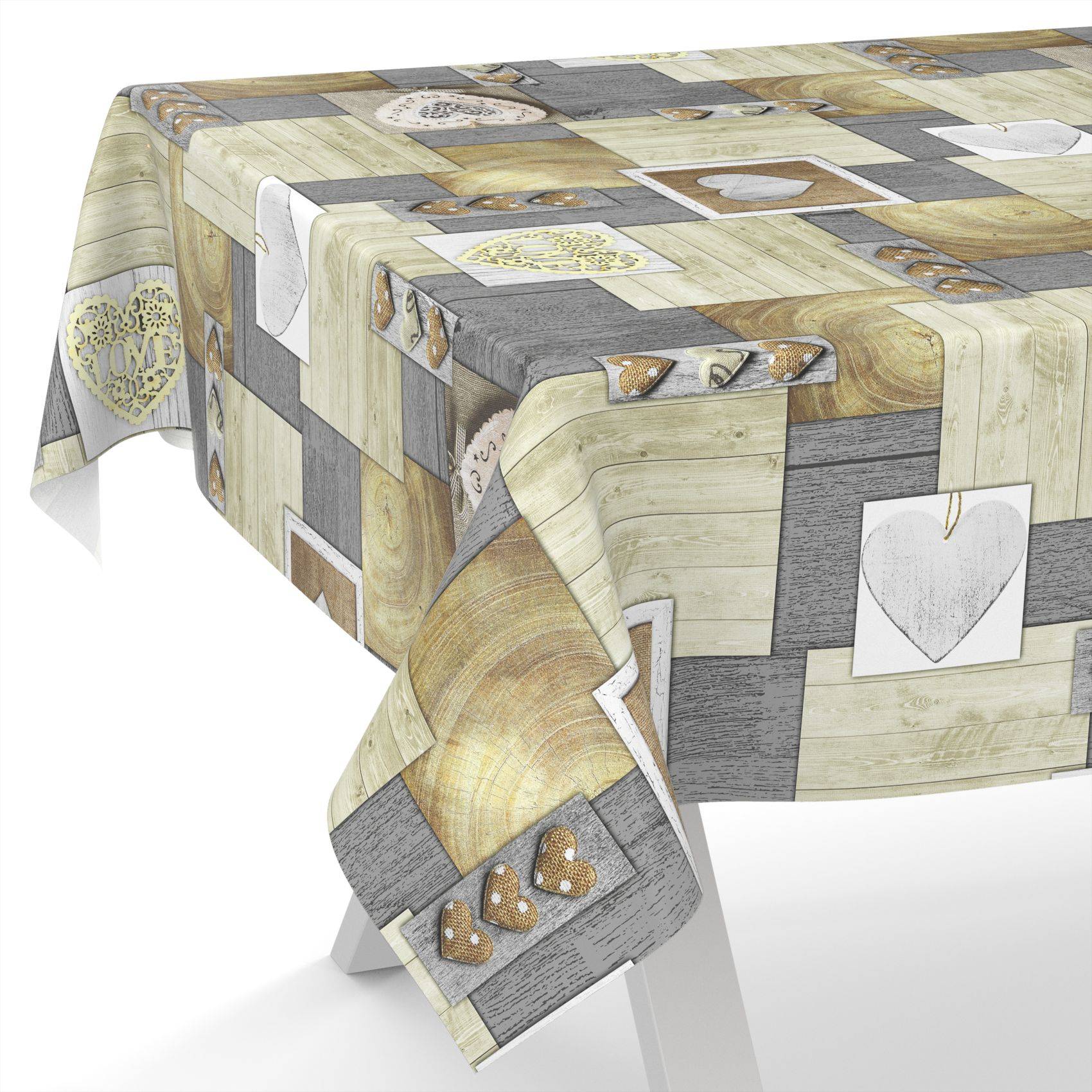 Patchwork-Tischdecke mit Holzmaserungsblöcken und Herzmotiven, die über einem Tisch drapiert ist und vor einem einfachen Hintergrund gezeigt wird.