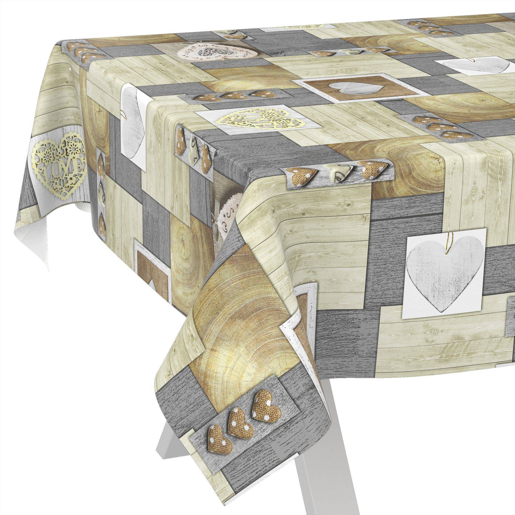 Gemustertes Tischtuch mit Herzen und Holzoptik-Patchwork in Beige, Grau und Gold auf einem Tisch.