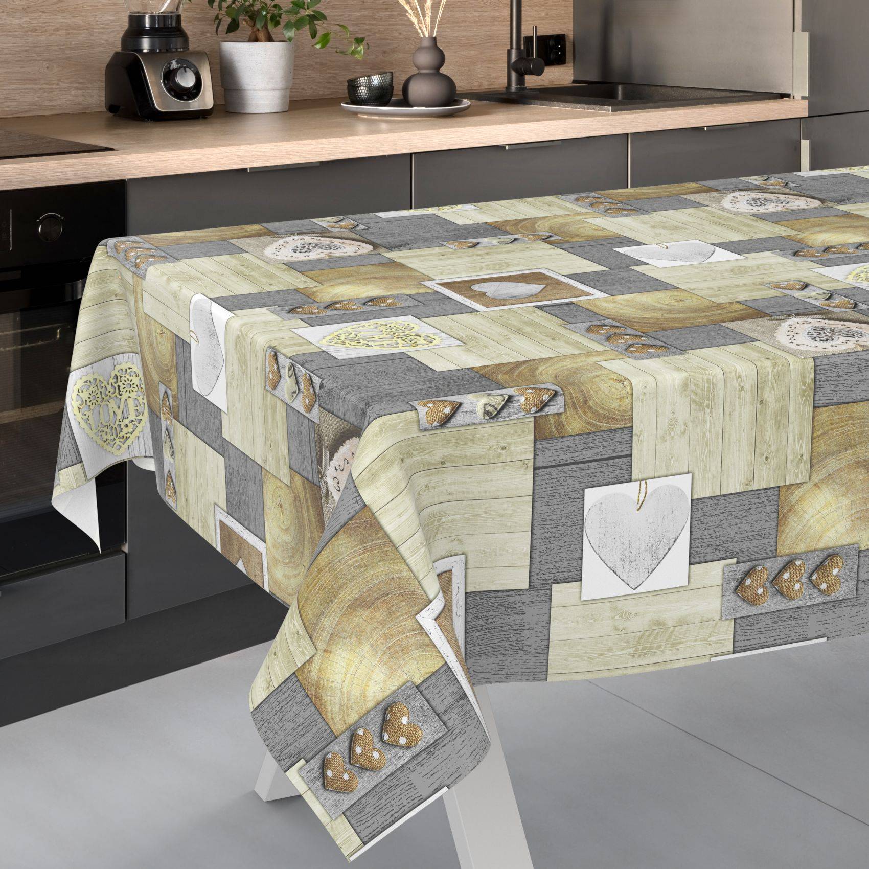 Ein gemustertes Tischtuch mit Holzoptik-Patchwork, Herzen und Pilzen bedeckt einen Tisch in einer modernen Küche.