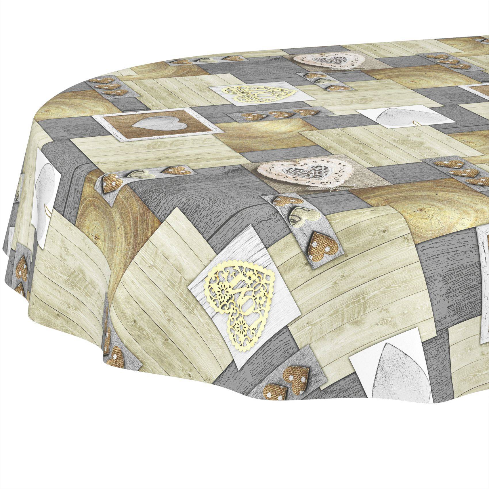 Gemustertes Tischtuch mit geometrischen Patchwork-Mustern in Beige-, Grau- und Holztönen, verziert mit kleinen Herz- und Schmetteringsmotiven.