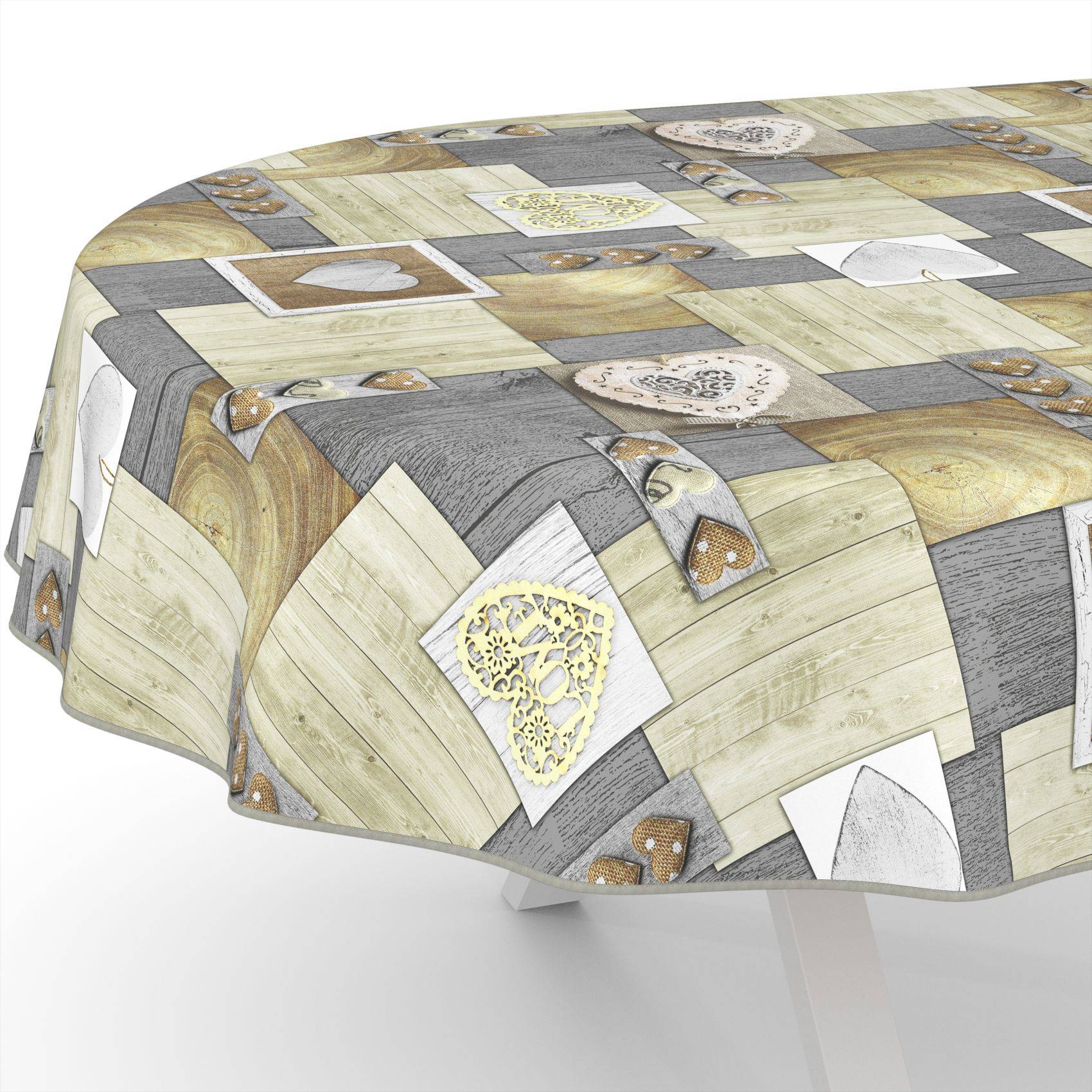 Nahaufnahme eines Tisches, der mit einer Tischdecke im Patchwork-Muster in gedämpften Beige-, Grau- und Brauntönen bedeckt ist, mit verschiedenen quadratischen und herzförmigen Motiven.