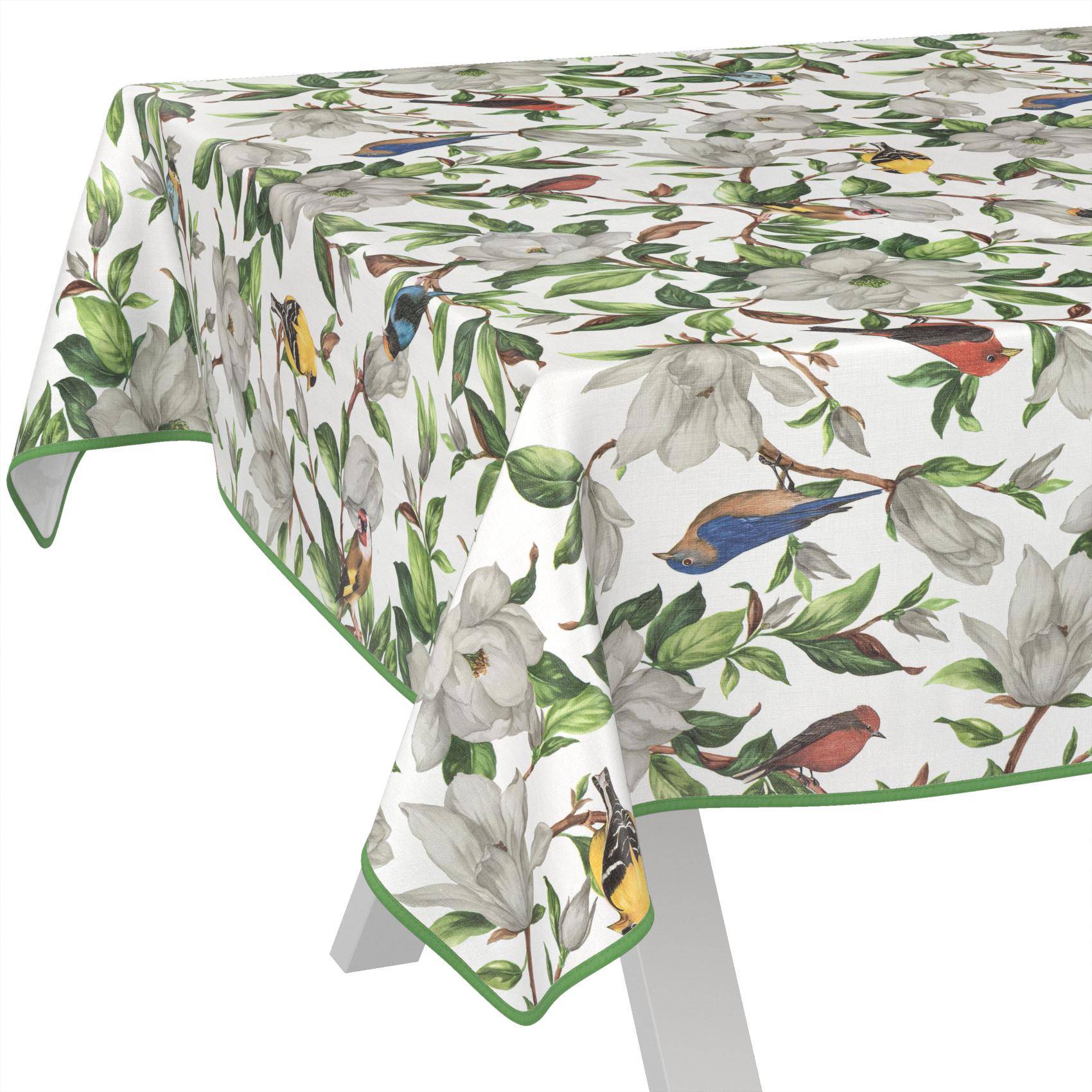 Tischdecke mit Vogel- und Blumenmuster mit grünem Besatz, das über einem rechteckigen Tisch drapiert ist.