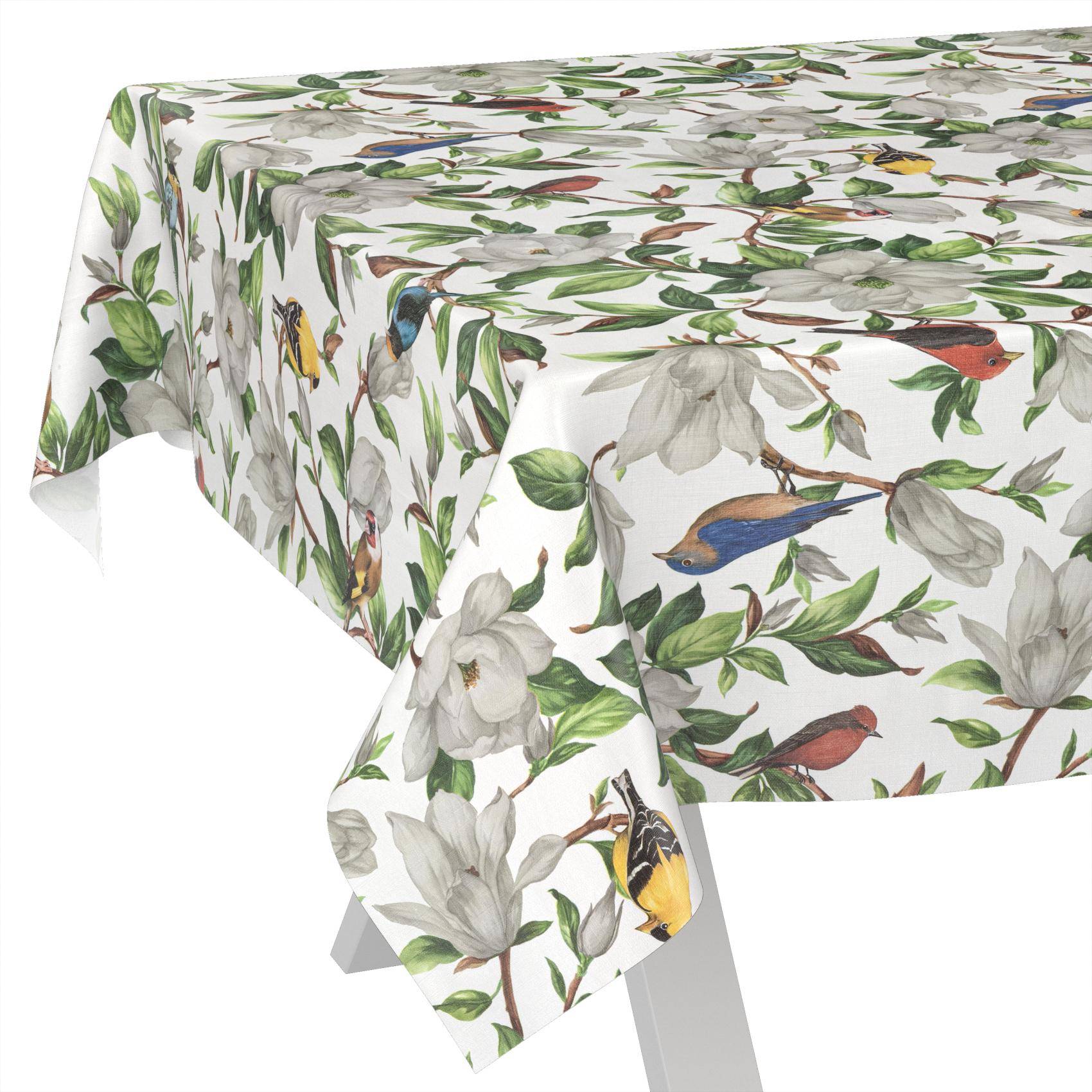 Weiße Tischdecke mit einem botanischen Druck aus grünen Blättern, weißen Blüten und farbenfrohen Vögeln auf einem Tisch.