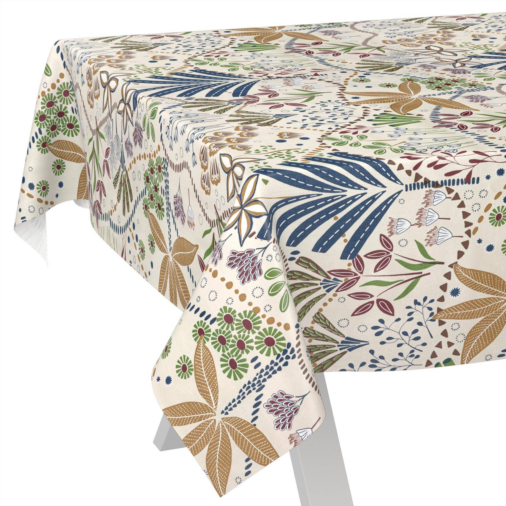 Rechteckige Tischdecke mit cremefarbenem Hintergrund und farbenfrohem Blumen- und Blatmuster, die über einem Tisch drapiert ist.