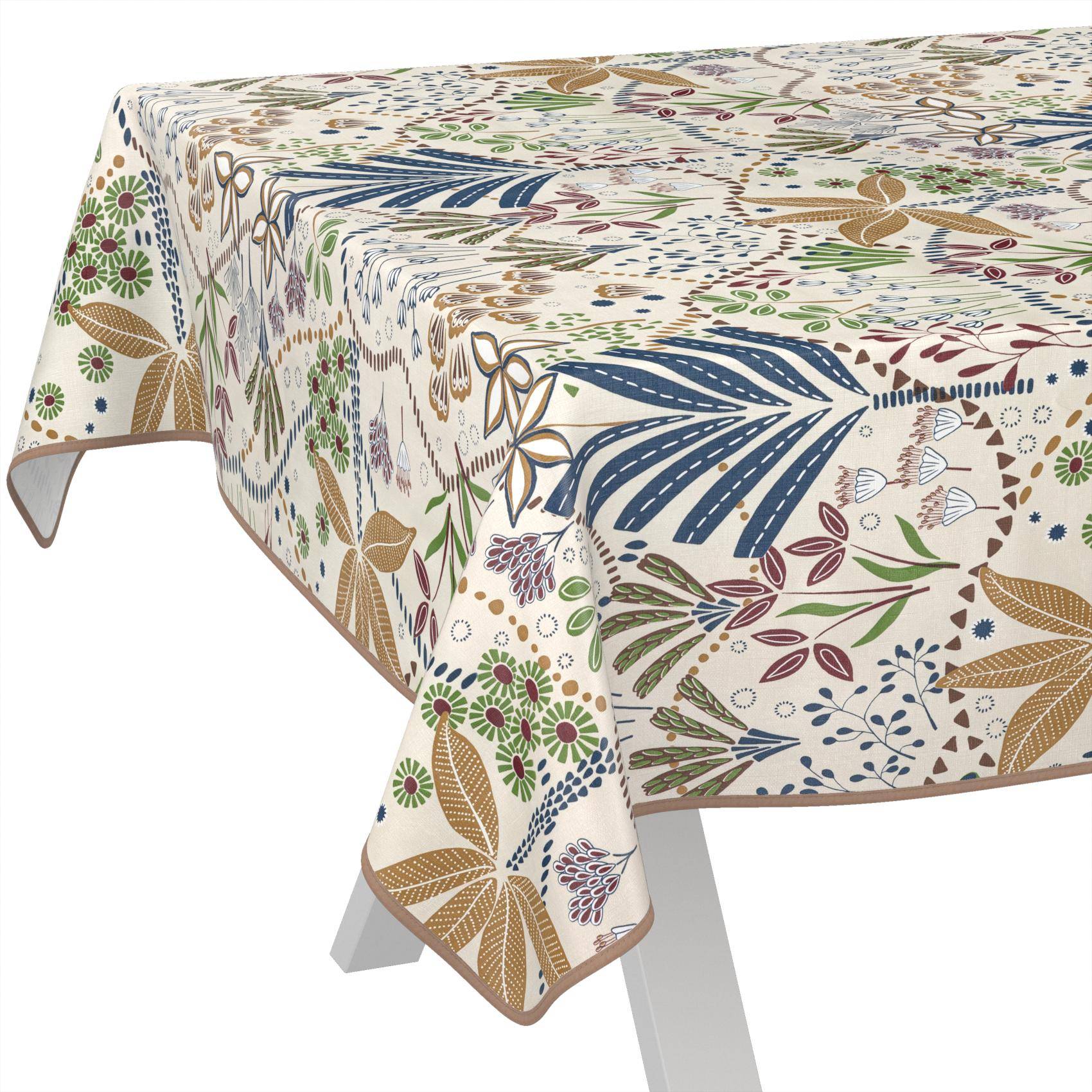 Tischdecke mit Blumenmuster, über einen rechteckigen Tisch drapiert, auf weißem Hintergrund.