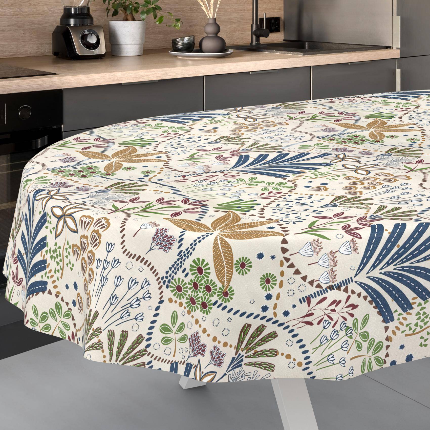Gemusterte runde Tischdecke mit farbenfrohem botanischem und Blumendruck, die einen Esstisch in einer modernen Küche bedeckt.