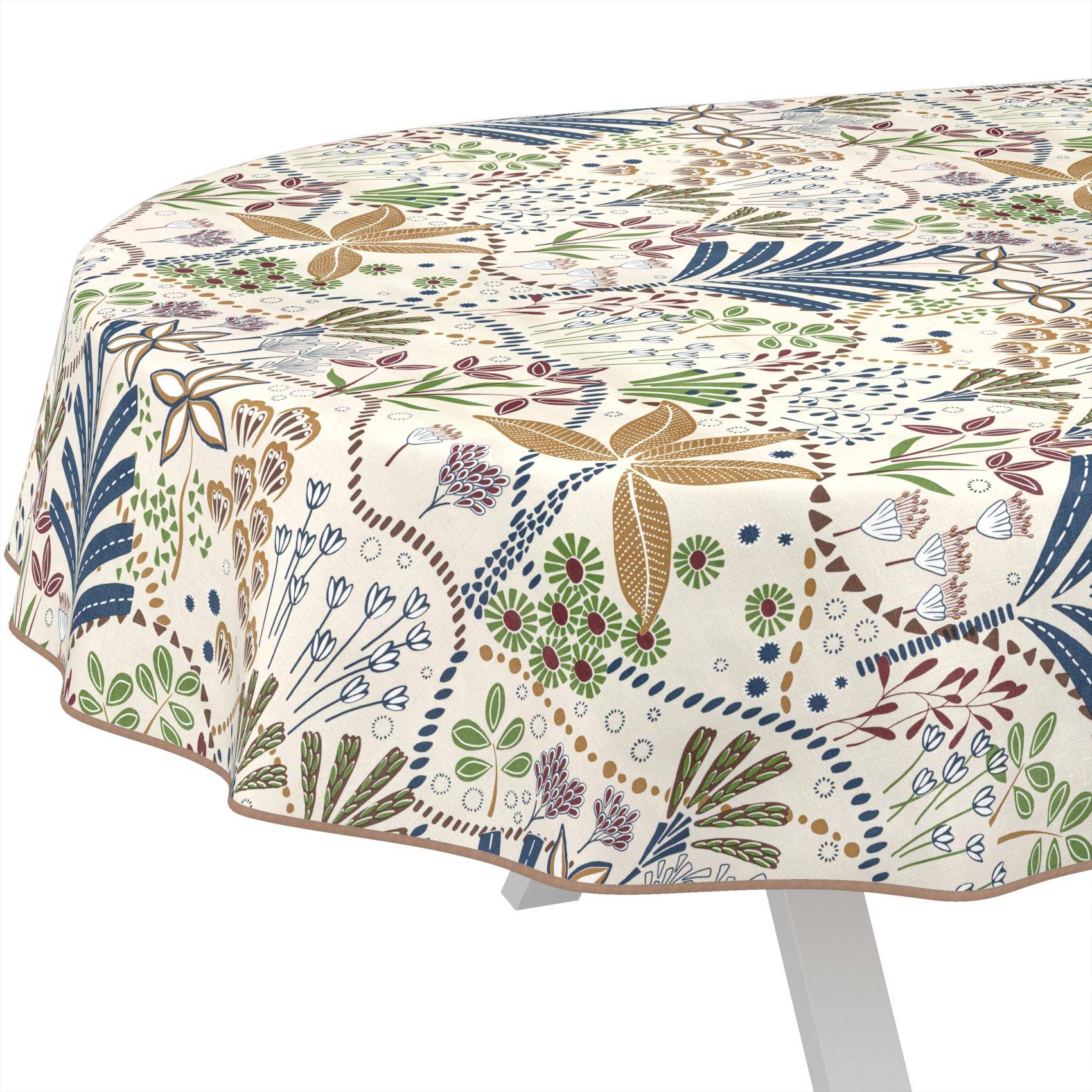 Runder Tisch mit einer cremefarbenen Tischdecke mit Blumenmuster in gedämpften Grün-, Blau- und Beigetönen, gezeigt auf weißem Hintergrund.