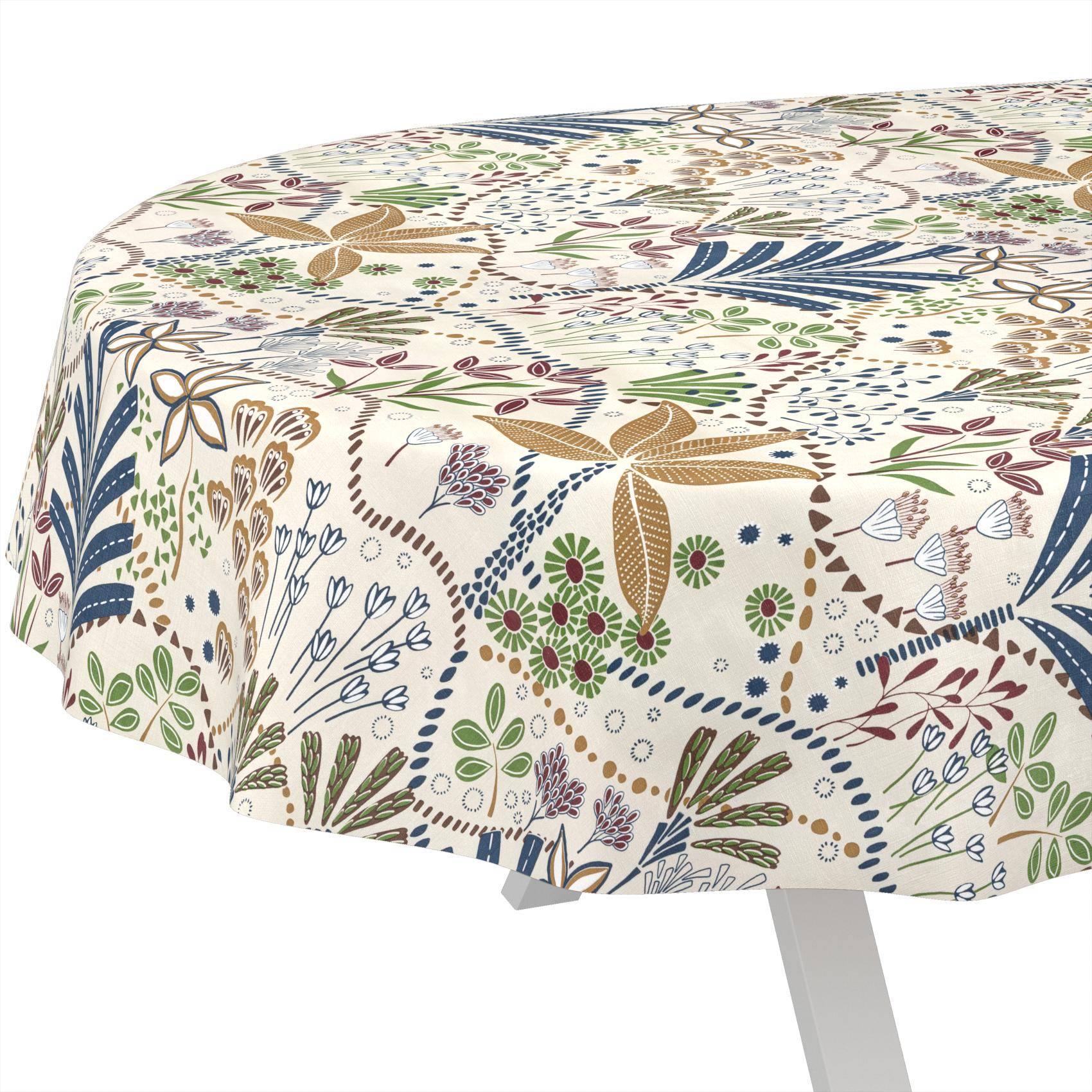 Runder Tisch mit einer cremefarbenen Tischdecke mit Blumenmuster in gedämpftem grün, blau und braun botanischem Druck.