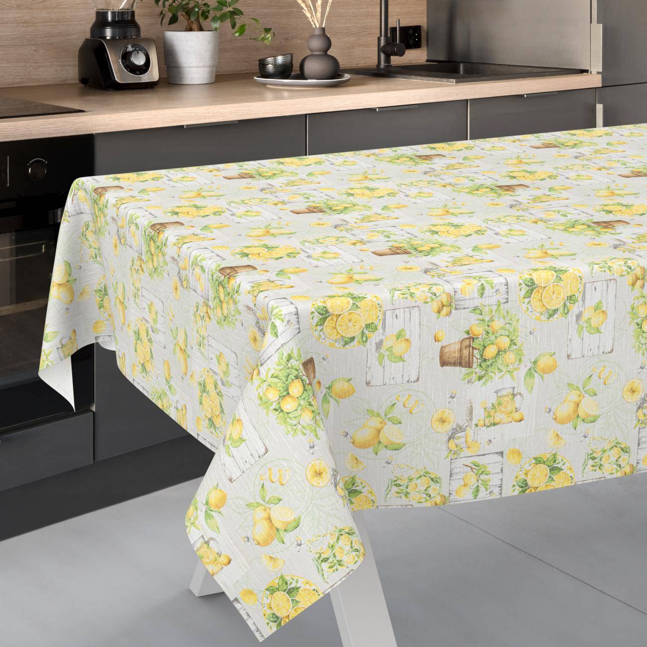 Küchentisch mit einer Tischdecke mit Zitronenmuster in einer modernen Küche.