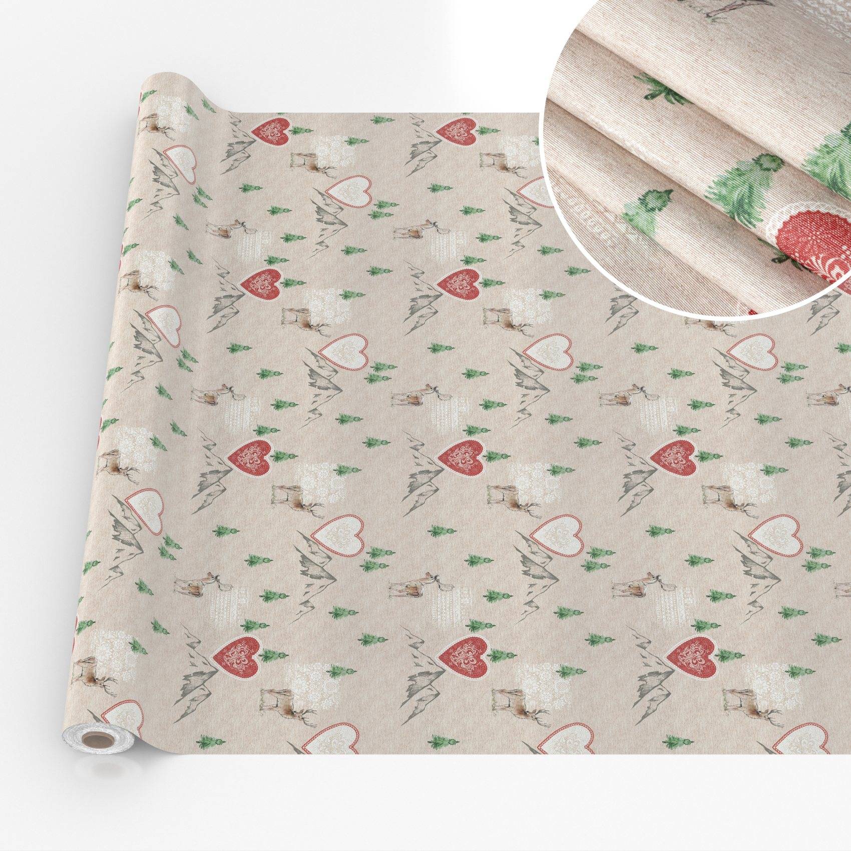 Gerolltes beiges Geschenkpapier mit sich wiederholenden roten Herzen, grünen Bäumen und Bergskizzen; die Vergrößerung zeigt eine Nahaufnahme der Papiertextur.