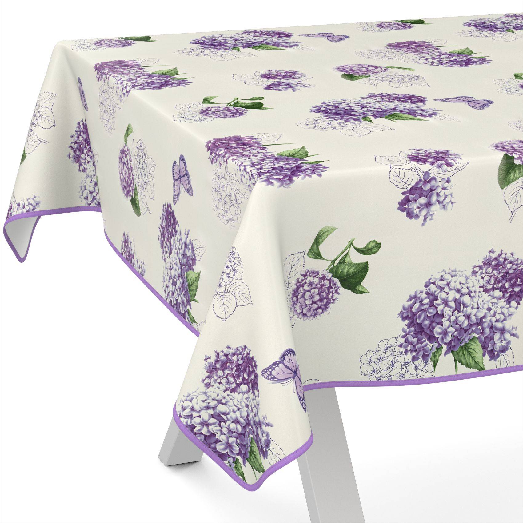 Tisch mit einer cremefarbenen Tischdecke bedruckt mit violetten Hortensien, Schmetterlingen und grünen Blättern, mit lavendelfarbener Borte gesäumt.