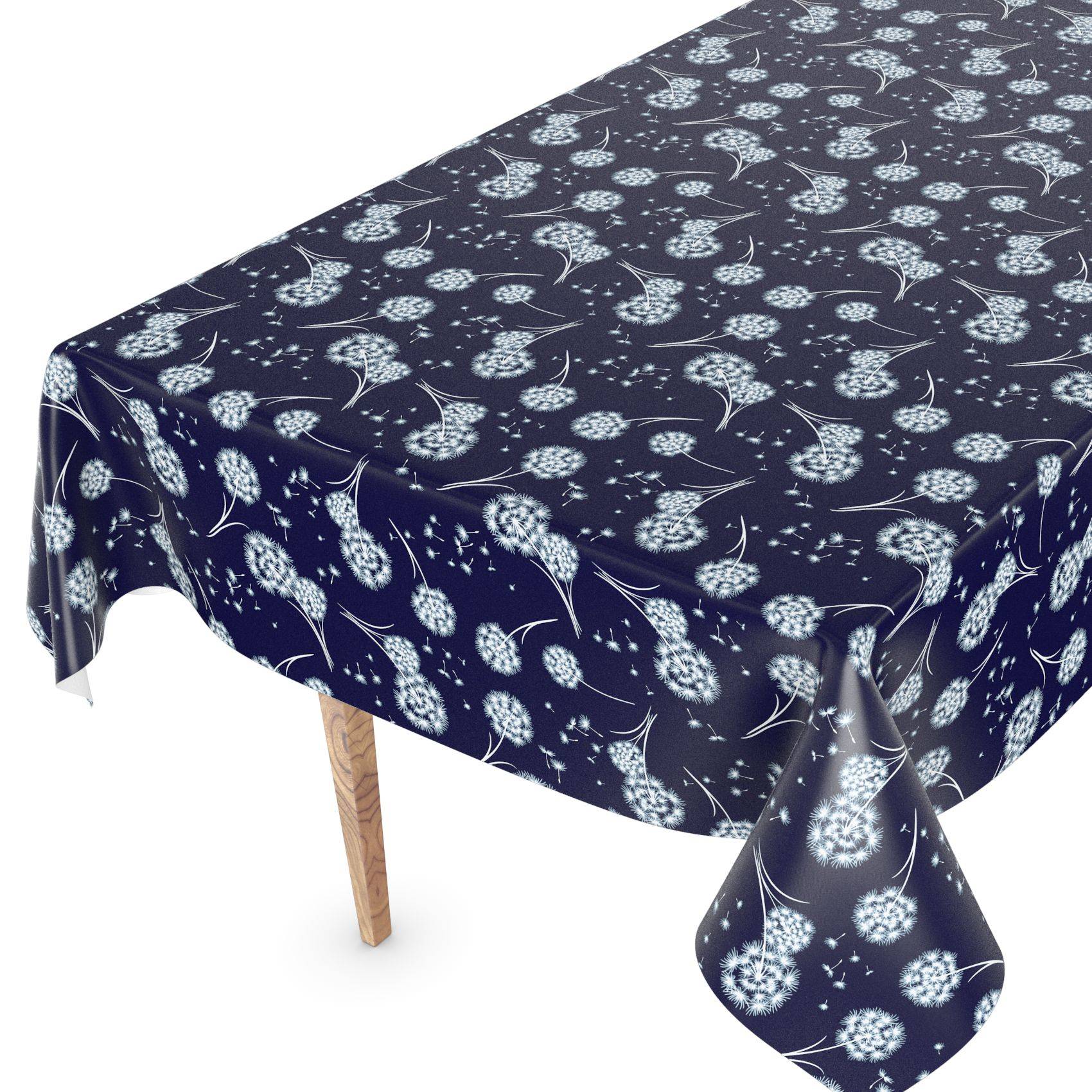 Ein rechteckiger Tisch, bedeckt mit einer dunkelblau gemusterten Blumentischdecke, die über die Kanten herabhängt, mit einem sichtbaren Holztischbein.