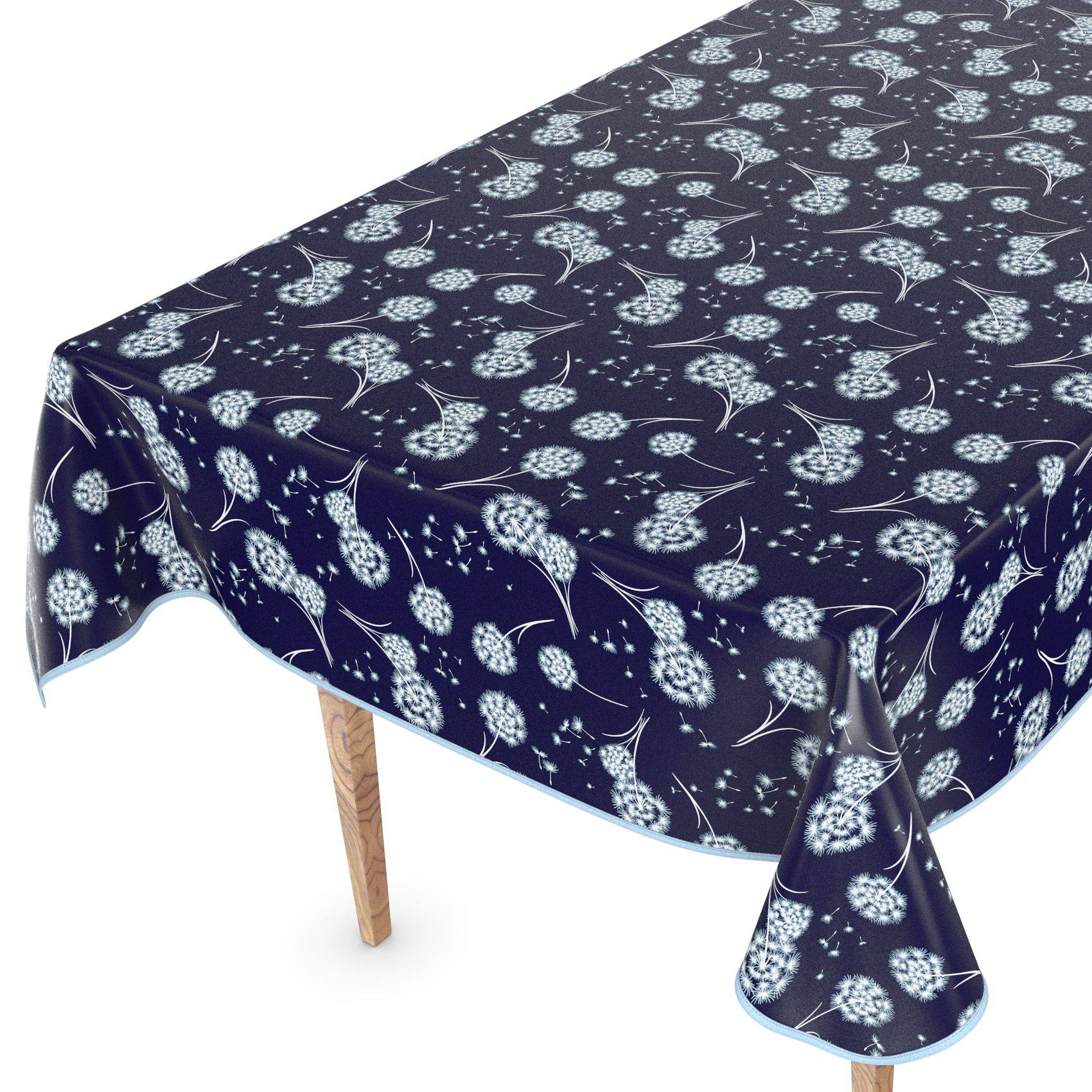 Ein Tisch, der mit einer dunkelblau gemusterten Blumentischdecke bedeckt ist, die über die Kanten hängt, mit einem sichtbaren Holzbein.