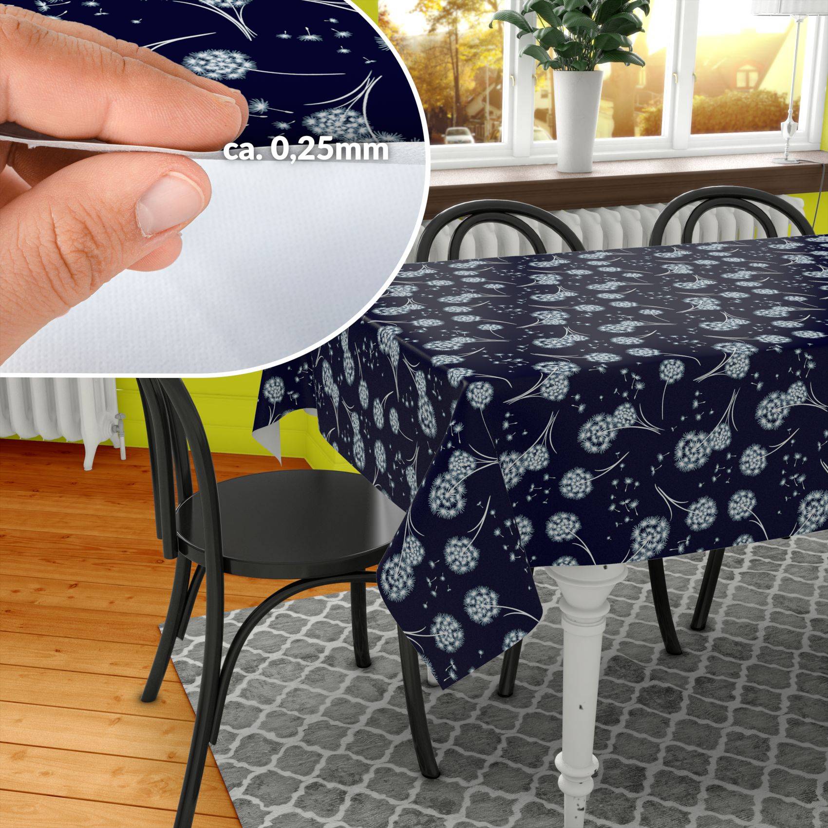 Esstisch mit dunkelblauer Blumen-Tischdecke bedeckt, in einem hellen Raum mit Stühlen gezeigt; eingefügte Detailaufnahme zeigt die Stoffdicke mit der Beschriftung „ca. 0,25mm".