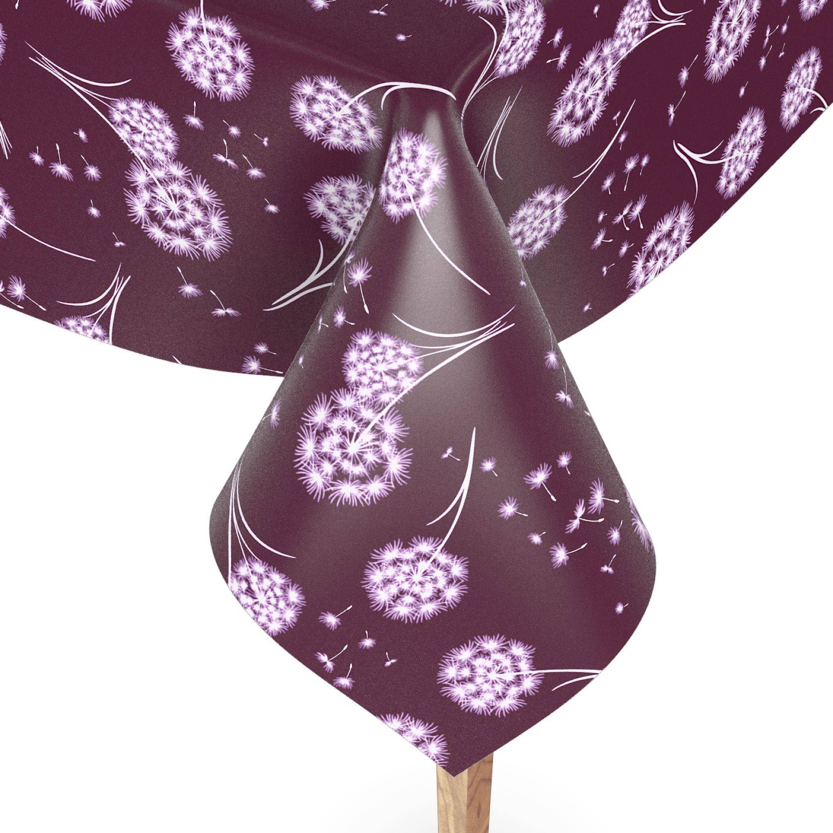 Nahaufnahme einer violetten gemusterten Krawatte mit weißen Blütenmotiven, die an einem Holzbügel gegen einen weißen Hintergrund hängt.
