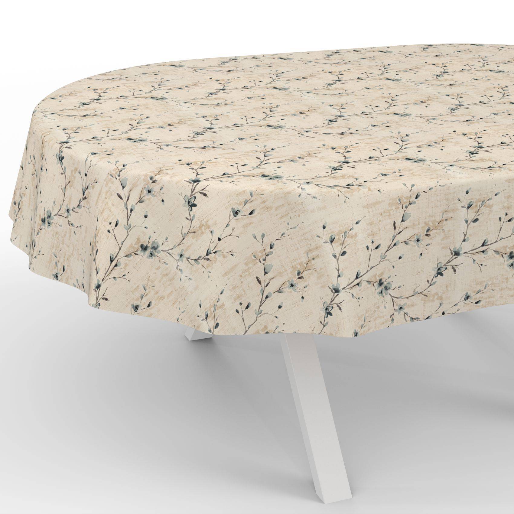 Ein runder Tisch mit einer beige geblümten Tischdecke, wobei ein weißes Bein vor einem schlichten Hintergrund sichtbar ist.