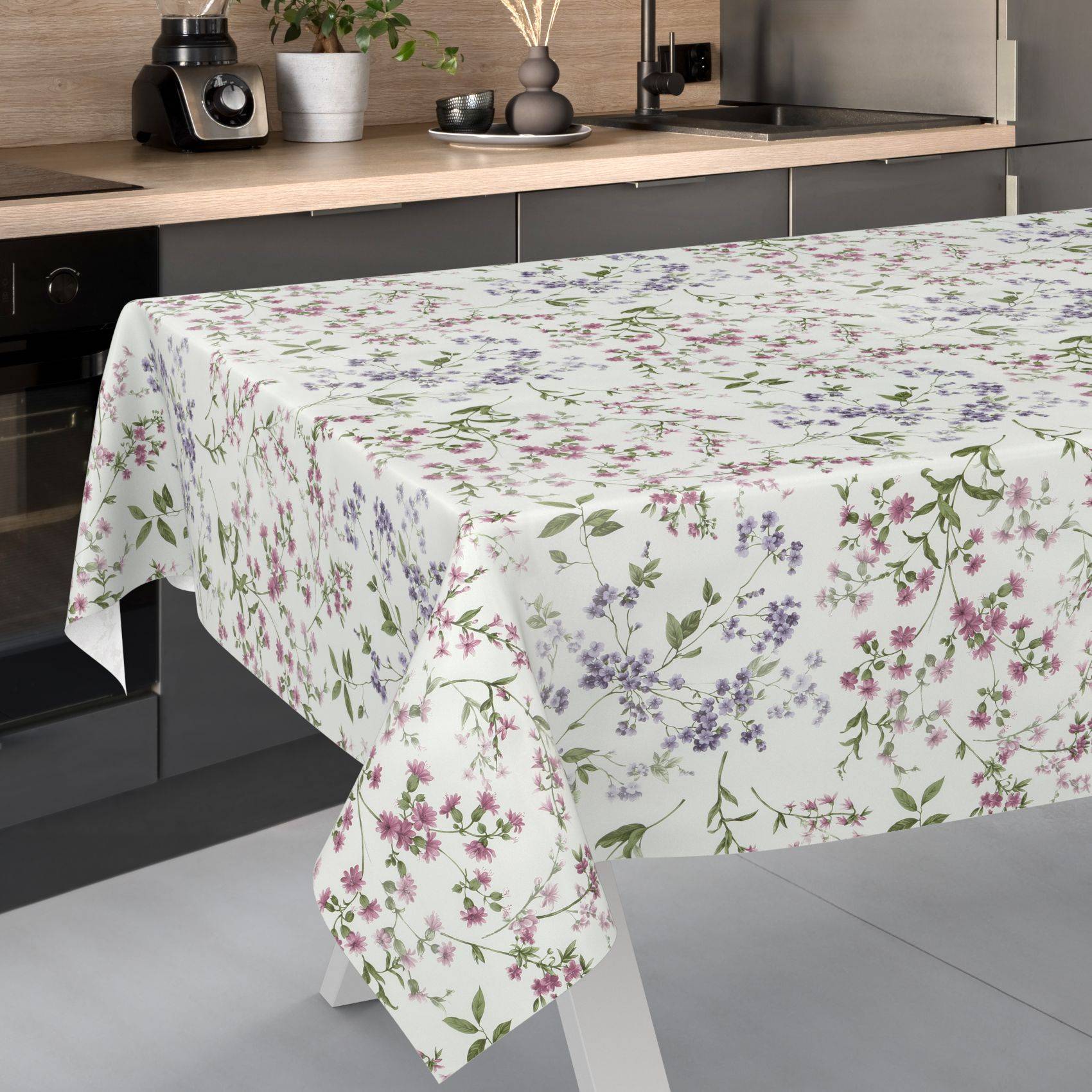 Tischdecke mit Blumenmuster, die einen Esstisch in einer modernen Küche bedeckt.