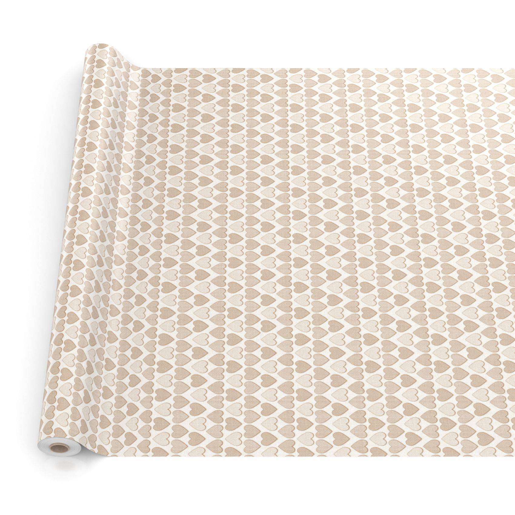 Rolle aus beigefarbenem gemustertem Geschenkpapier mit kleinen wiederholten Herzformen auf weißem Hintergrund.