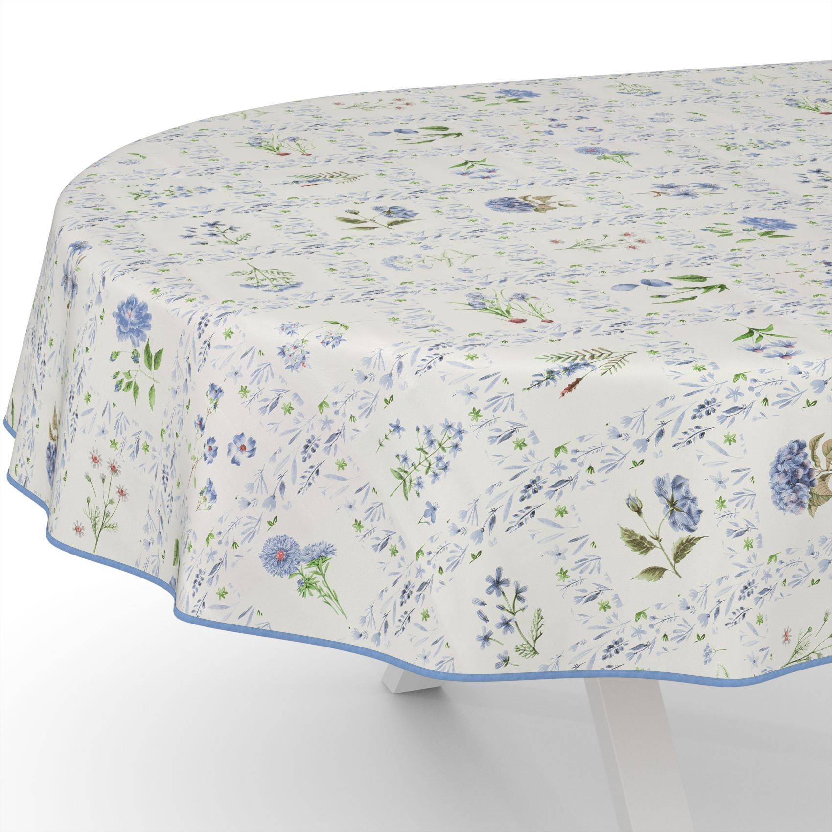 Weiße Tischdecke mit blauem und grünem Blumenmuster und blauer Paspelierung, über einen Tisch auf weißem Hintergrund drapiert.