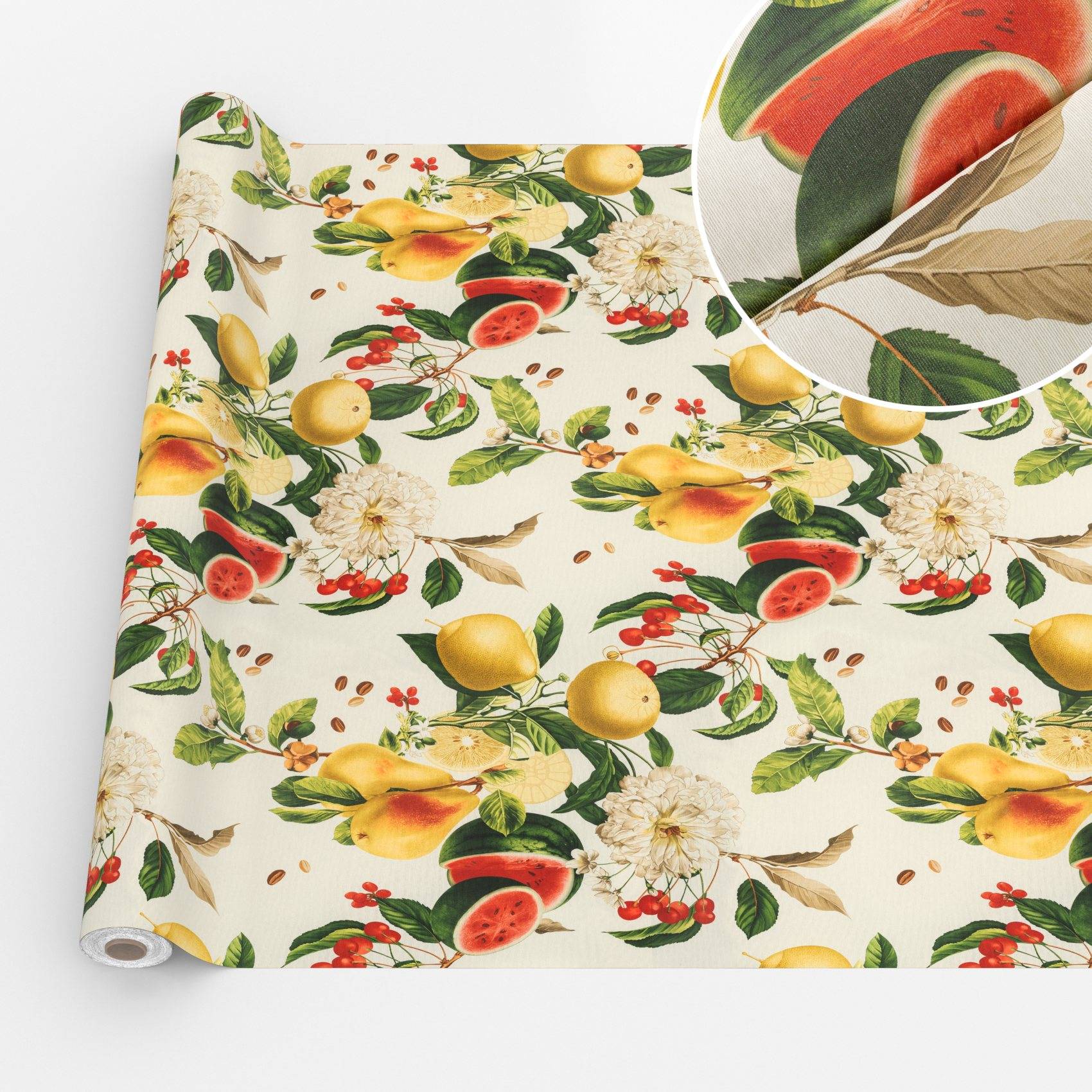 Gerollter Stoff mit farbenfrohem Obst- und Blumendruck, mit Zitronen, Wassermelonen und Blättern auf hellem Hintergrund.