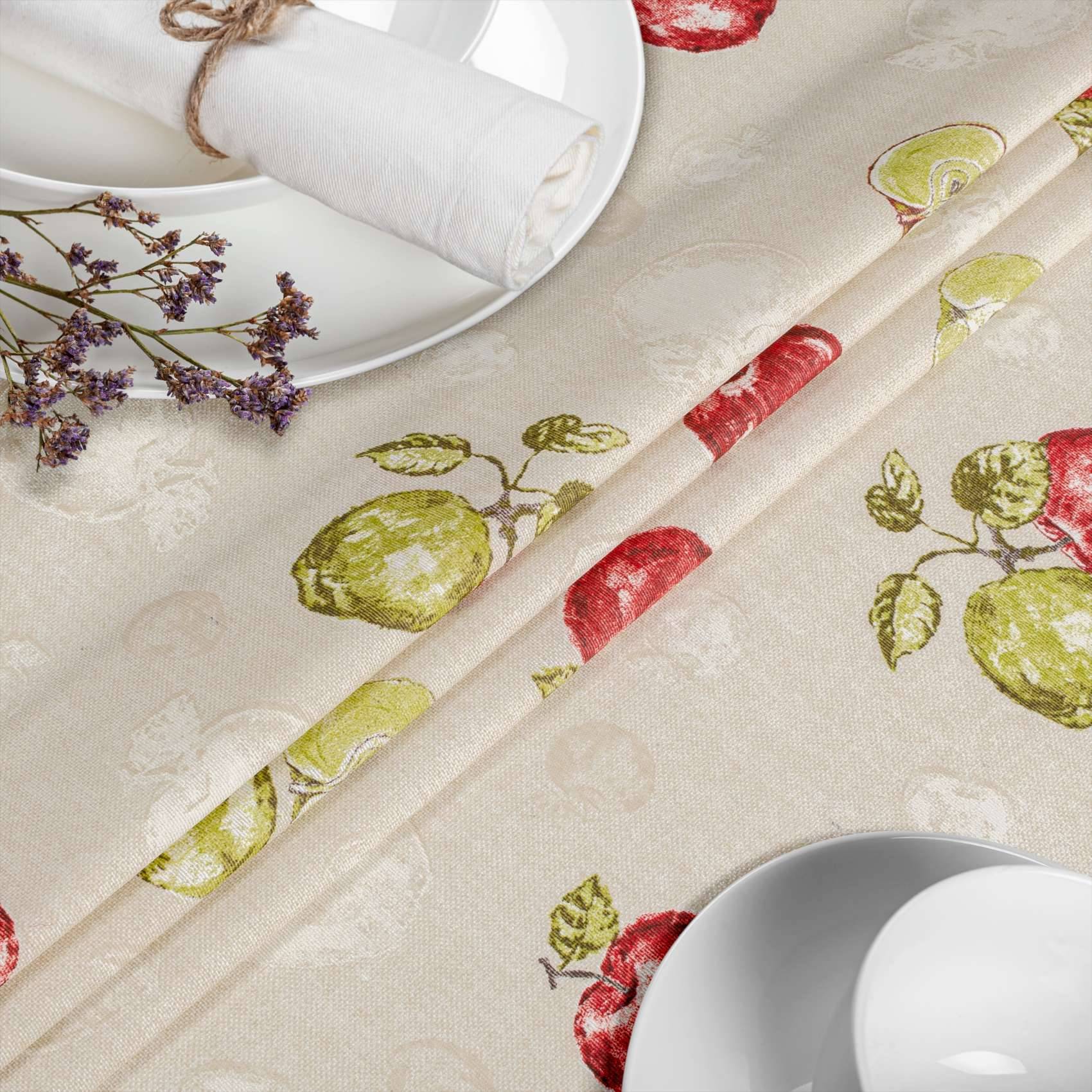 Tischdeckung mit cremefarbener, fruchtgemusterter Tischdecke und gefalteten weißen Servietten auf Tellern, akzentuiert durch violette Blumen.