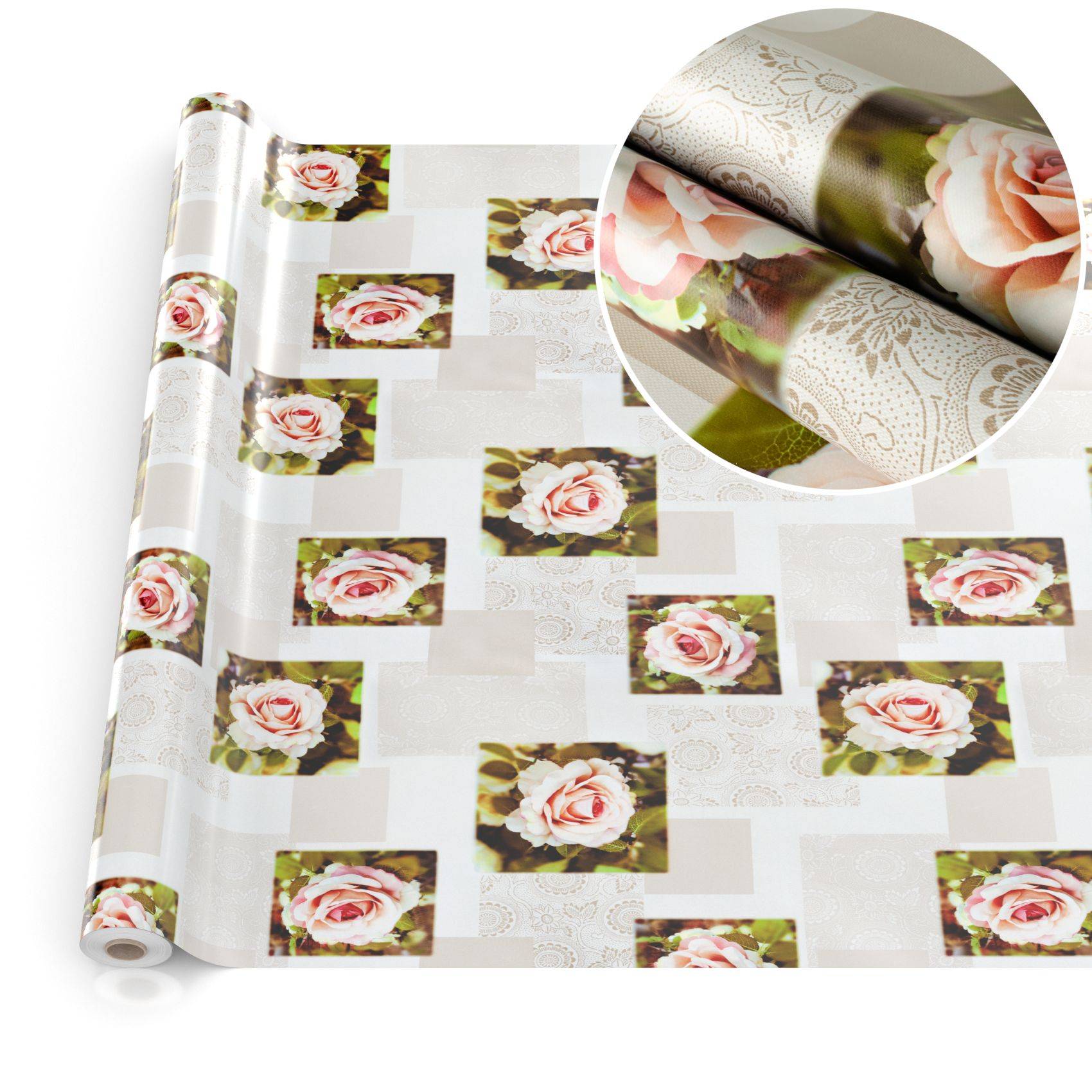 Gerollte dekorative Tapete mit wiederholten rosa Rosenblöcken und einem beigefarbenen Damastmuster, gezeigt mit einer Nahaufnahme des strukturierten Designs.