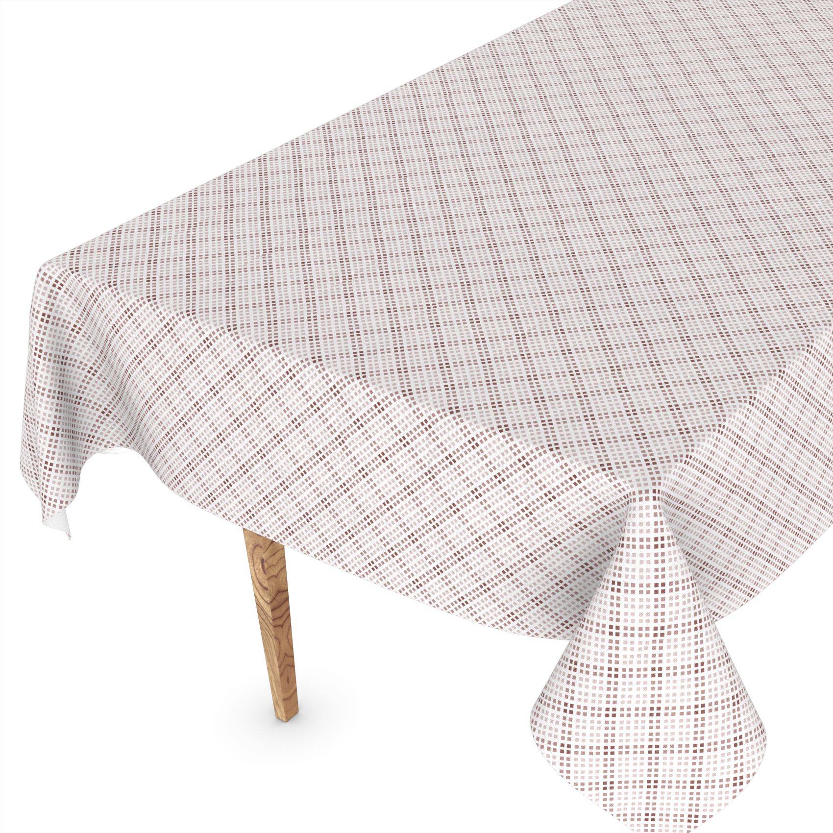 Tisch, der mit einer leichten karierten Tischdecke bedeckt ist, die über die Kanten hängt, mit einem sichtbaren hölzernen Tischbein auf weißem Hintergrund.