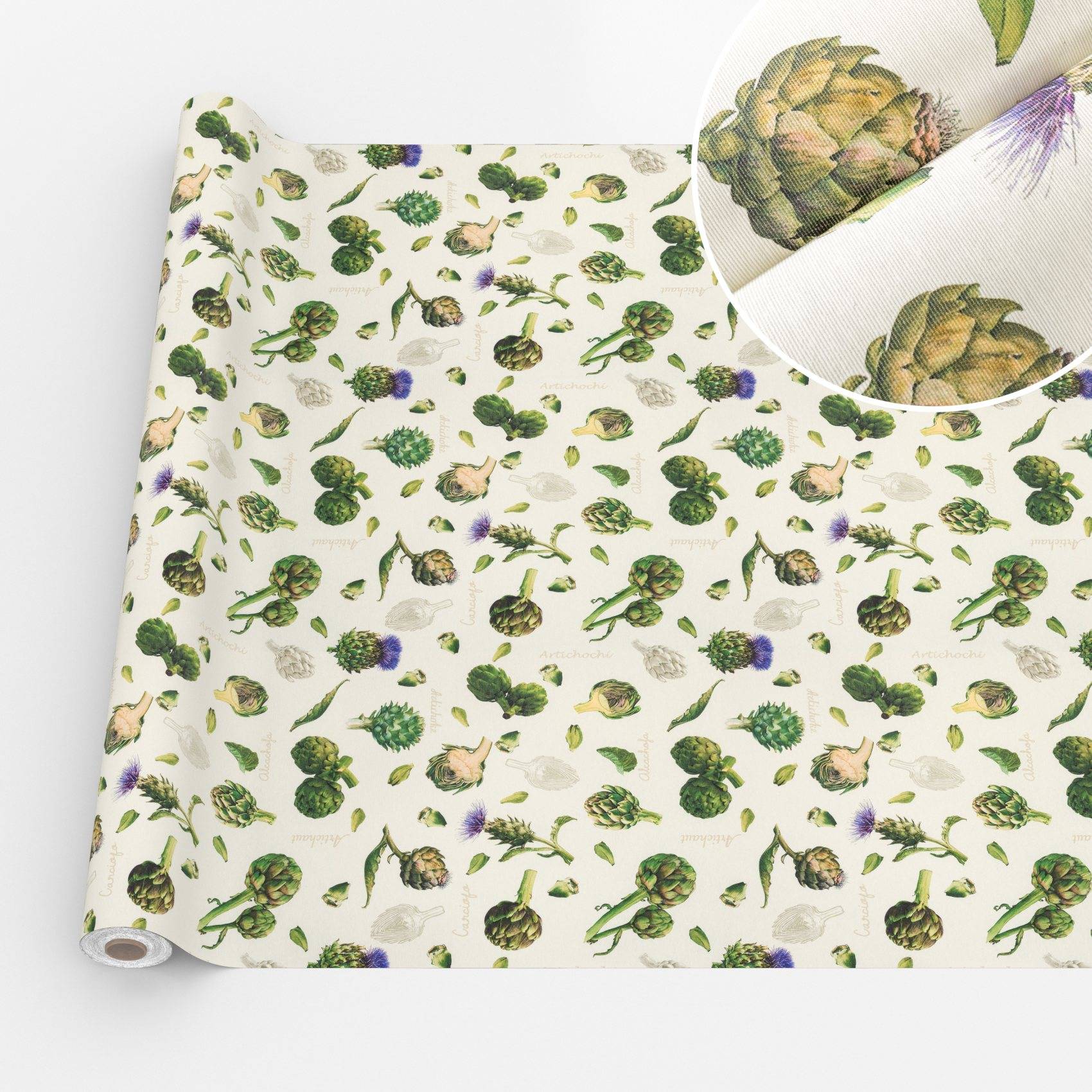 Gerolltes Blumenpapier mit einem sich wiederholenden Artischocken- und Blattmuster auf cremefarbenem Hintergrund, dargestellt mit einer Detailvergrößerung.