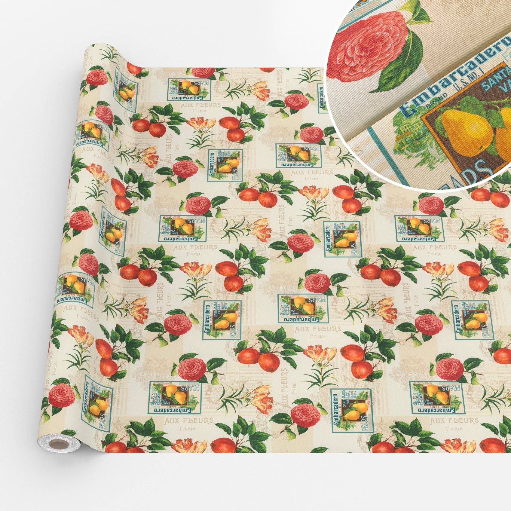 Rolle dekorativen, mit Obstmustern bedruckten Geschenkpapiers mit Vintage-Etiketten und floralen Illustrationen; die Vergrößerung zeigt den Druck in Nahaufnahme.