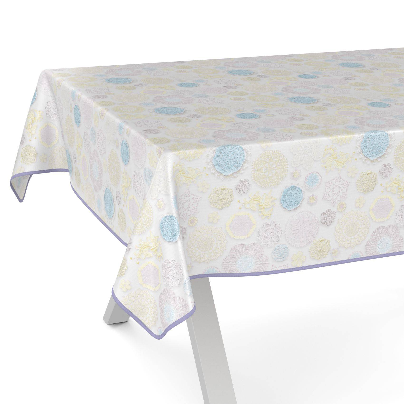 Tisch mit einer Tischdecke mit pastellfarbigen Punkten, die über die Kanten auf weißem Hintergrund drapiert ist.
