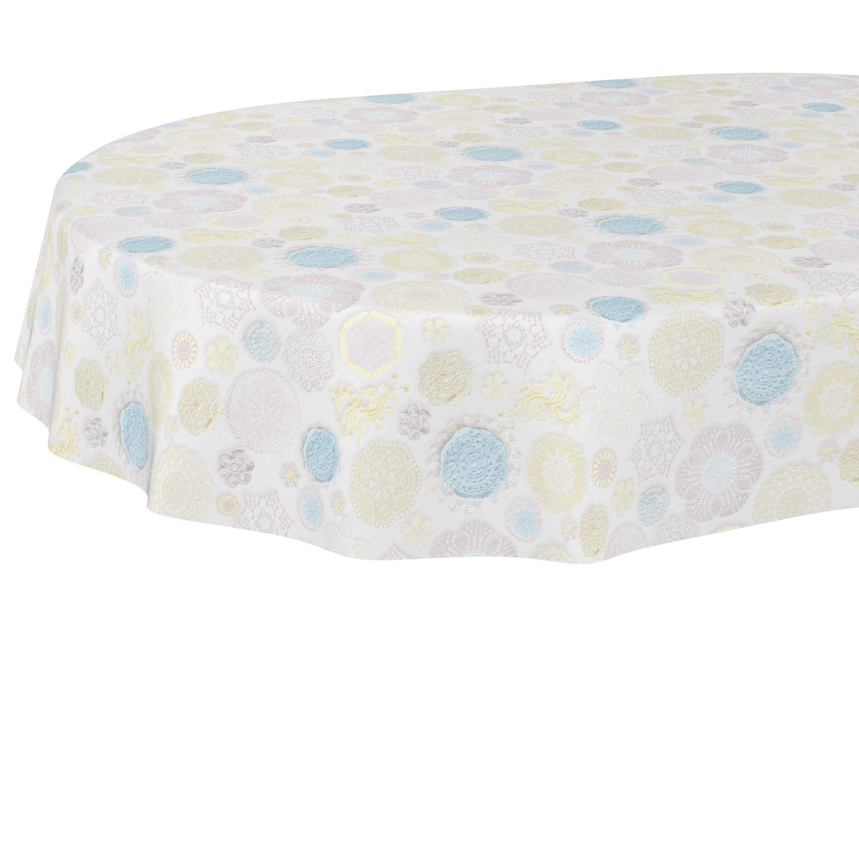 Rechteckige Tischdecke mit einem pastellfarbenen Kreismuster in Blau, Gelb und Weiß, über einen Tisch drapiert auf weißem Hintergrund.