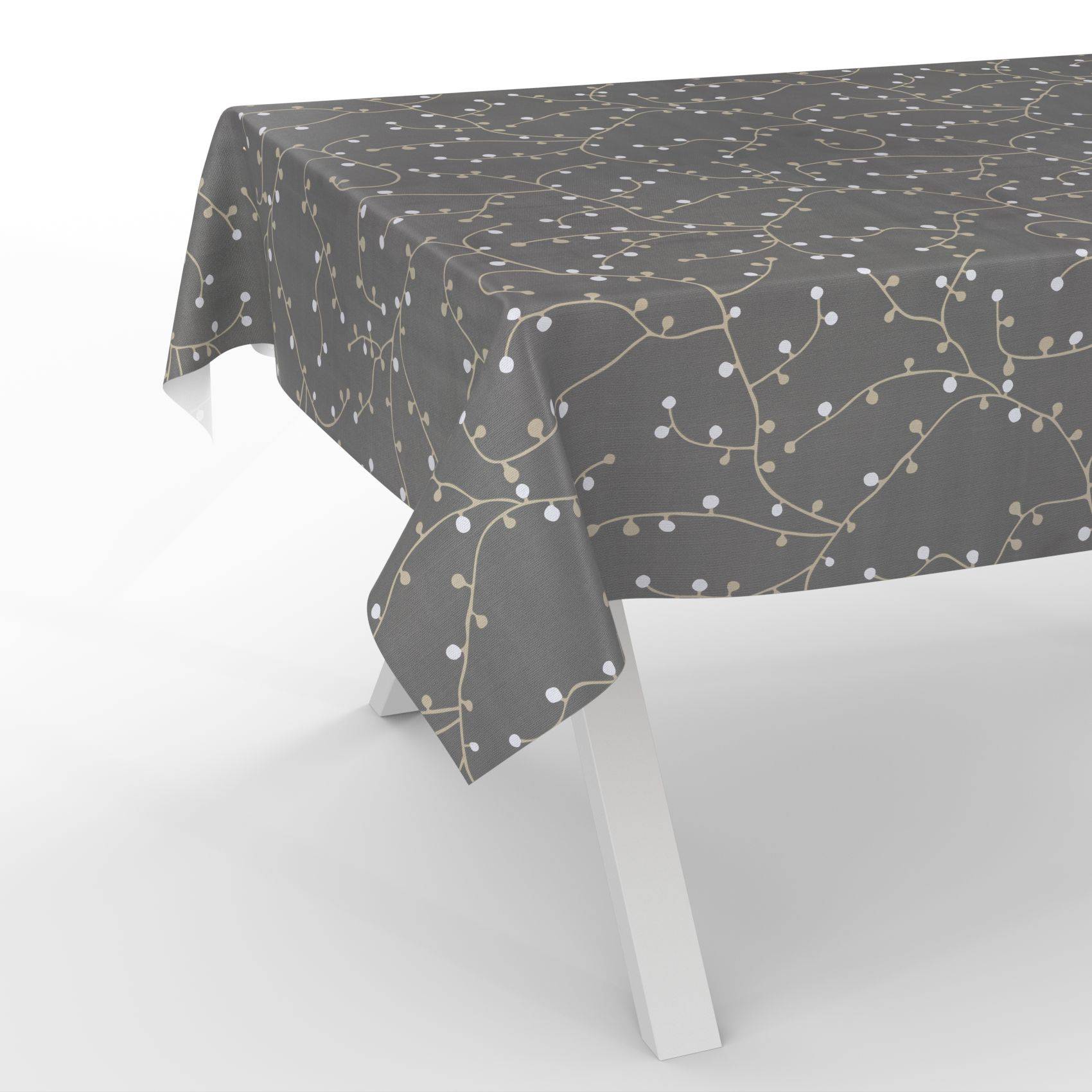 Tisch mit einer dunkelgrauen gemusterten Tischdecke mit weißen und goldenen, weinrebenähnlichen Punkten, die über einem weißen Tisch in einem minimalistischen Zimmer drapiert ist.