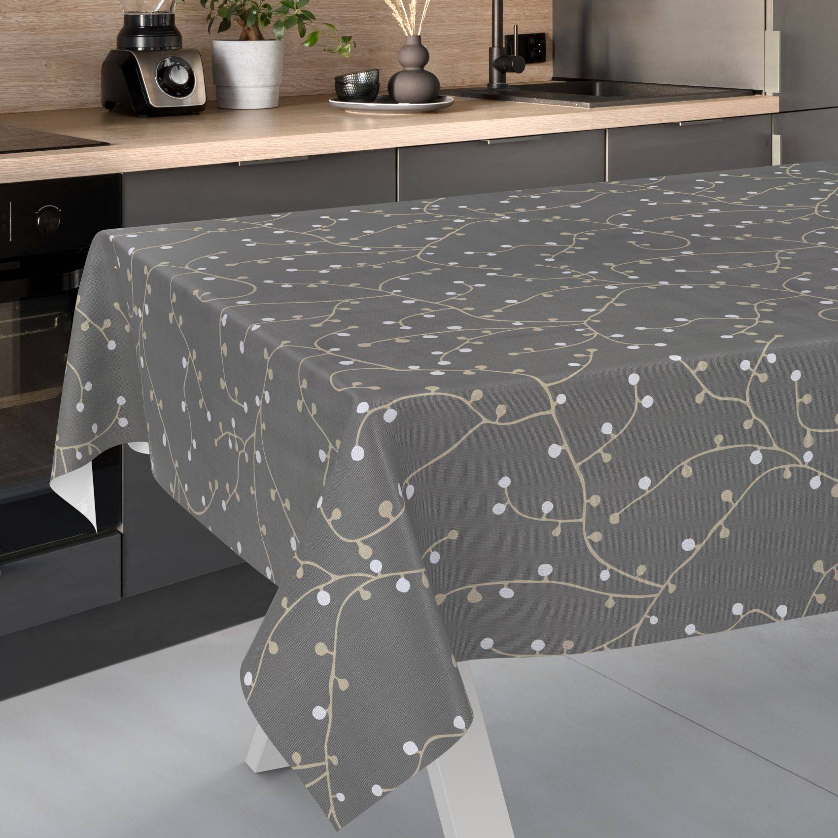 Graue Tischdecke mit weißem Punkt- und Rankenornament-Muster über einem Esstisch in einer modernen Küche drapiert.