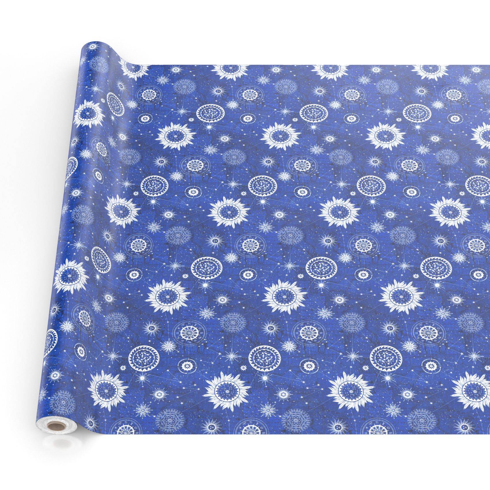 Aufgerolltes blaues Geschenkpapier mit weißem Schneeflocken- und Strahlenburstmuster auf weißem Hintergrund.