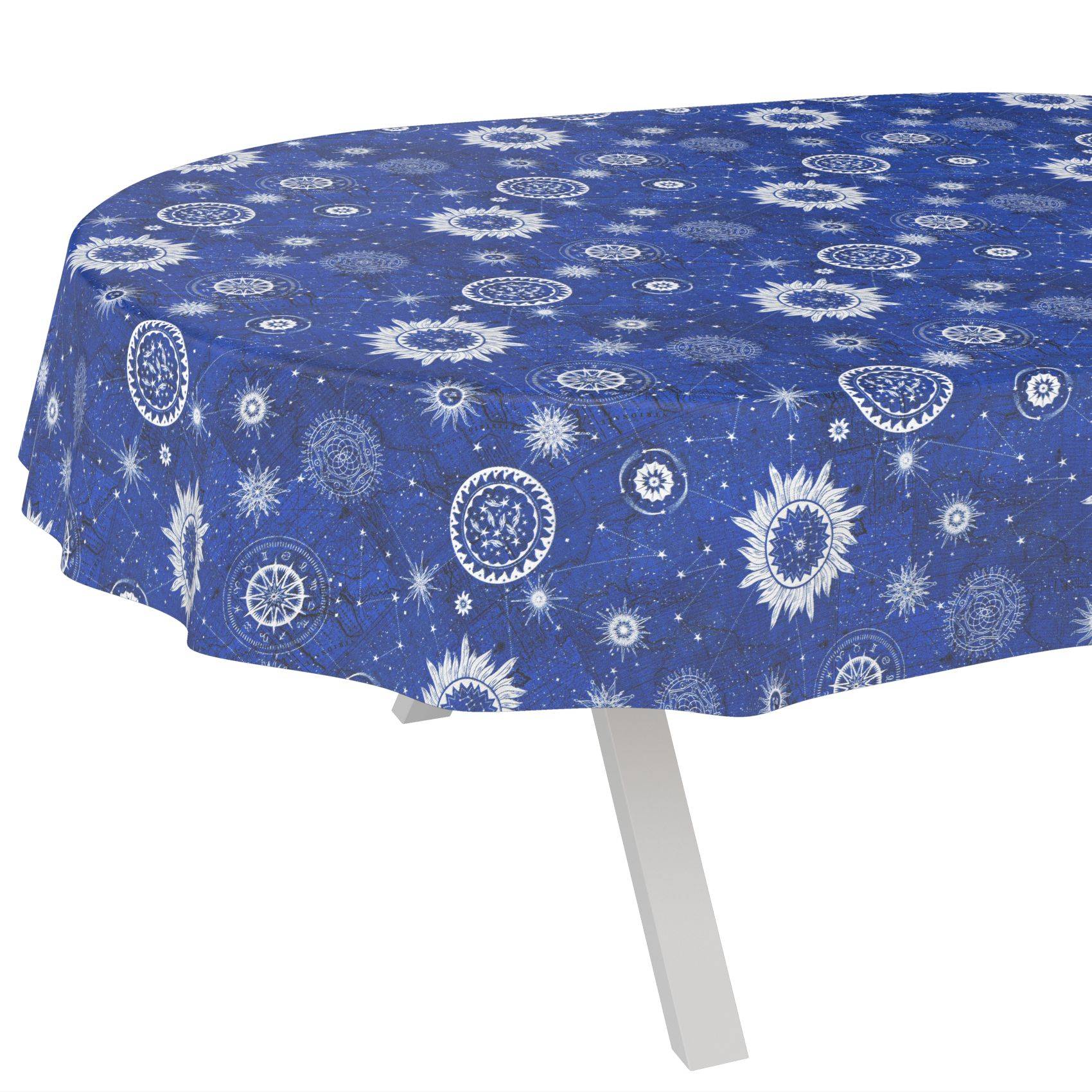 Blaue Tischdecke mit weißen himmlischen und floralen Kreismustern über einen Tisch drapiert, mit einem sichtbaren Bein darunter.