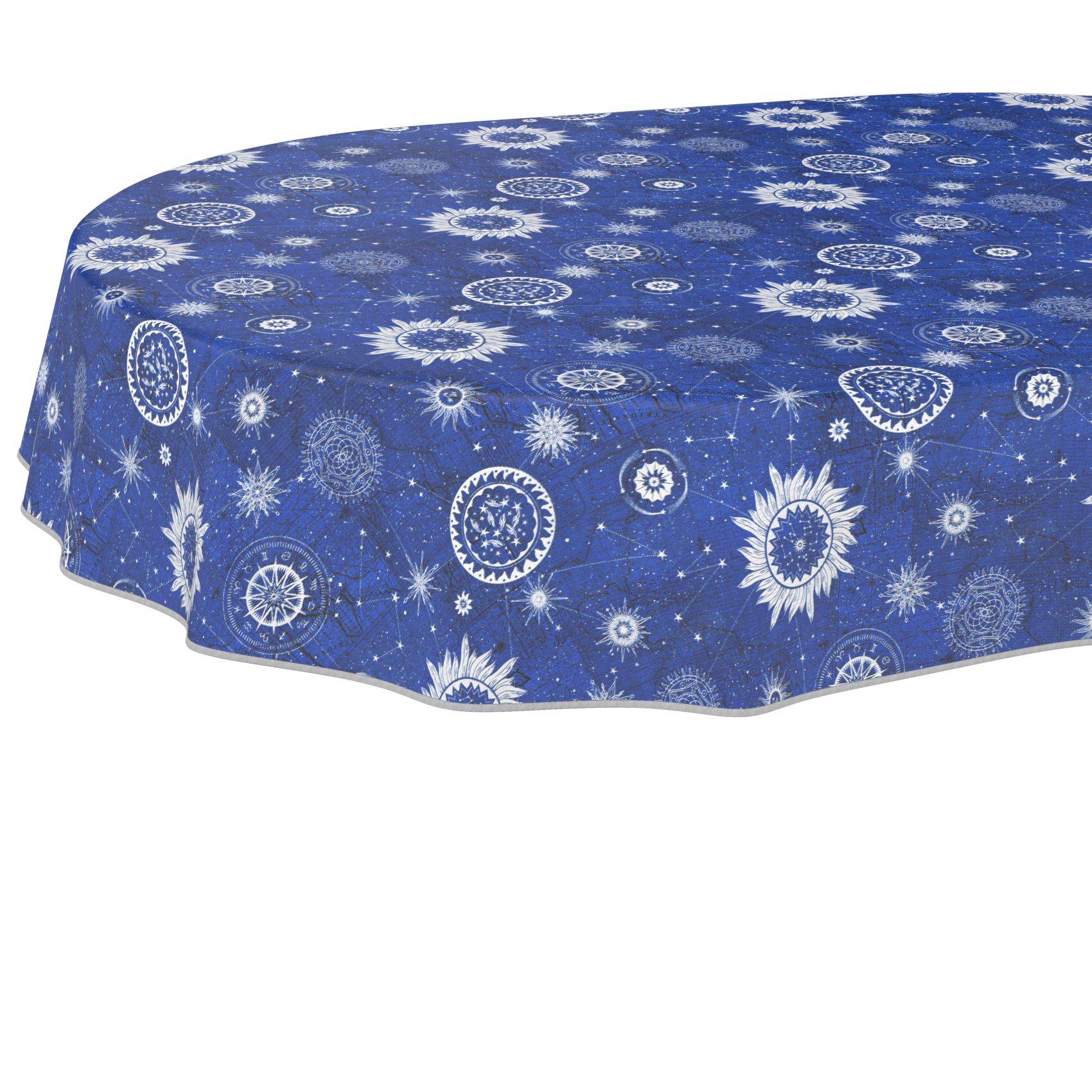 Blaue Tischdecke mit einem weißen Sonnenstrahlen- und Schneeflockenm, über einen rechteckigen Tisch drapiert.